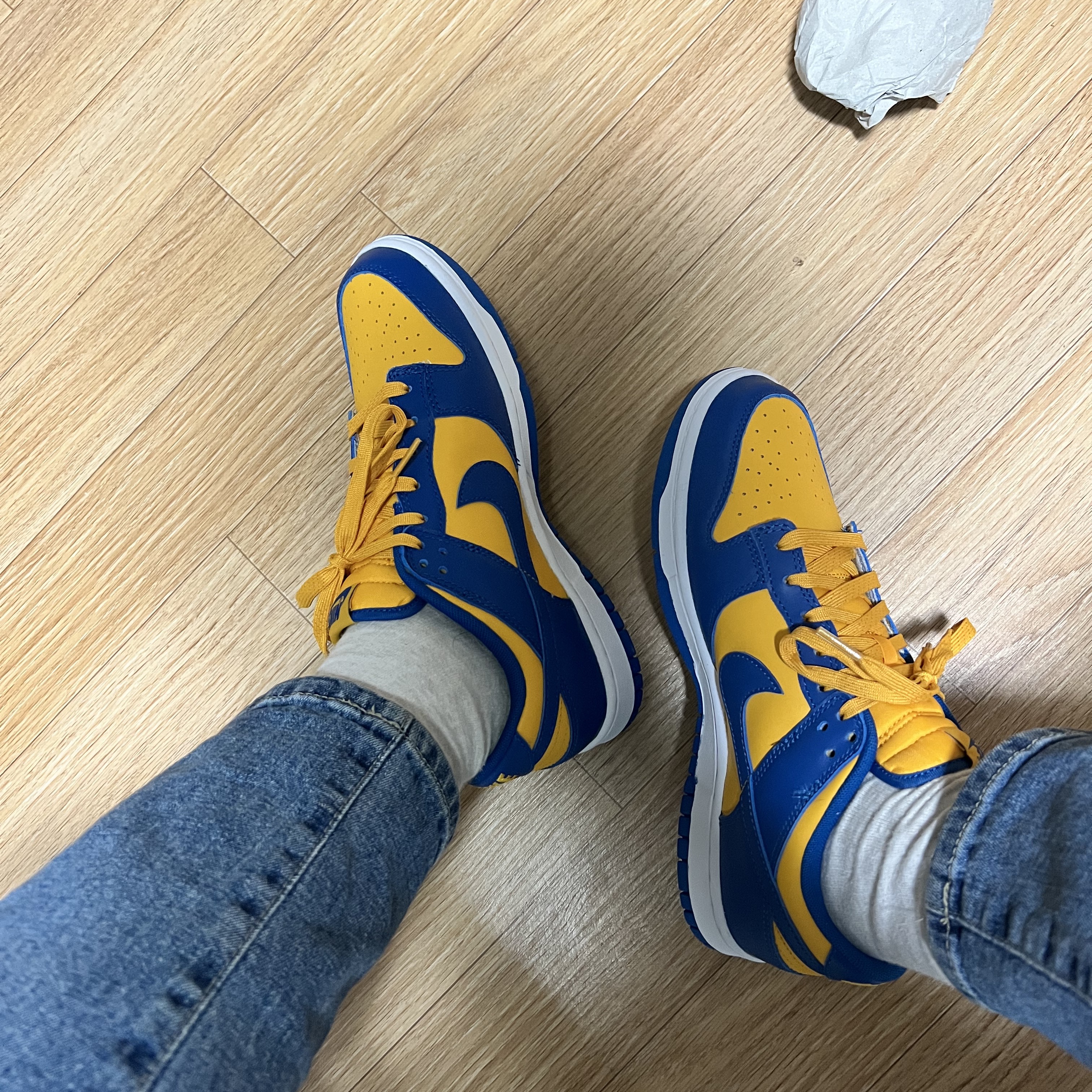 Nike Dunk Low Retro Blue Jay and University Gold 착용 스타일 - 2