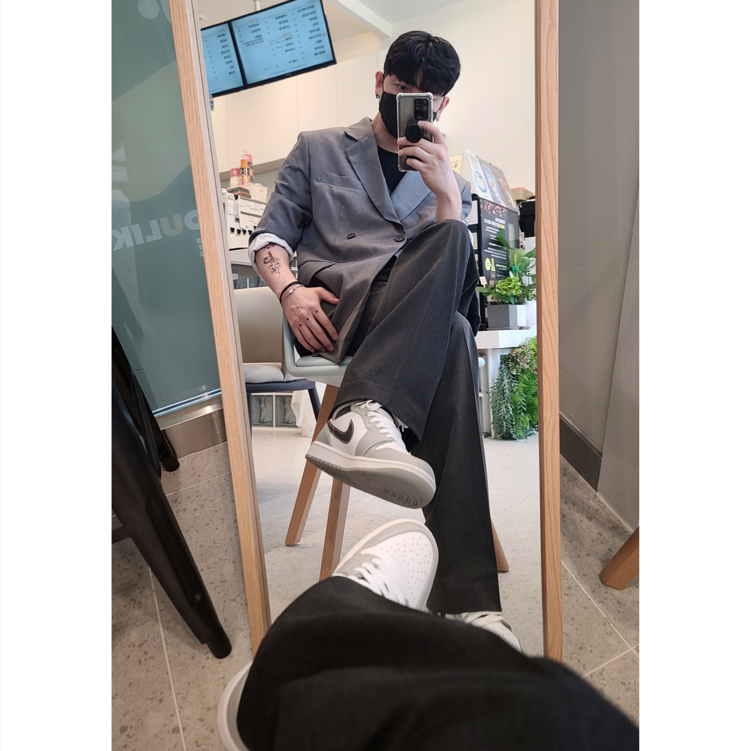 Jordan 1 Mid Light Smoke Grey Anthracite 착용 스타일 - 1