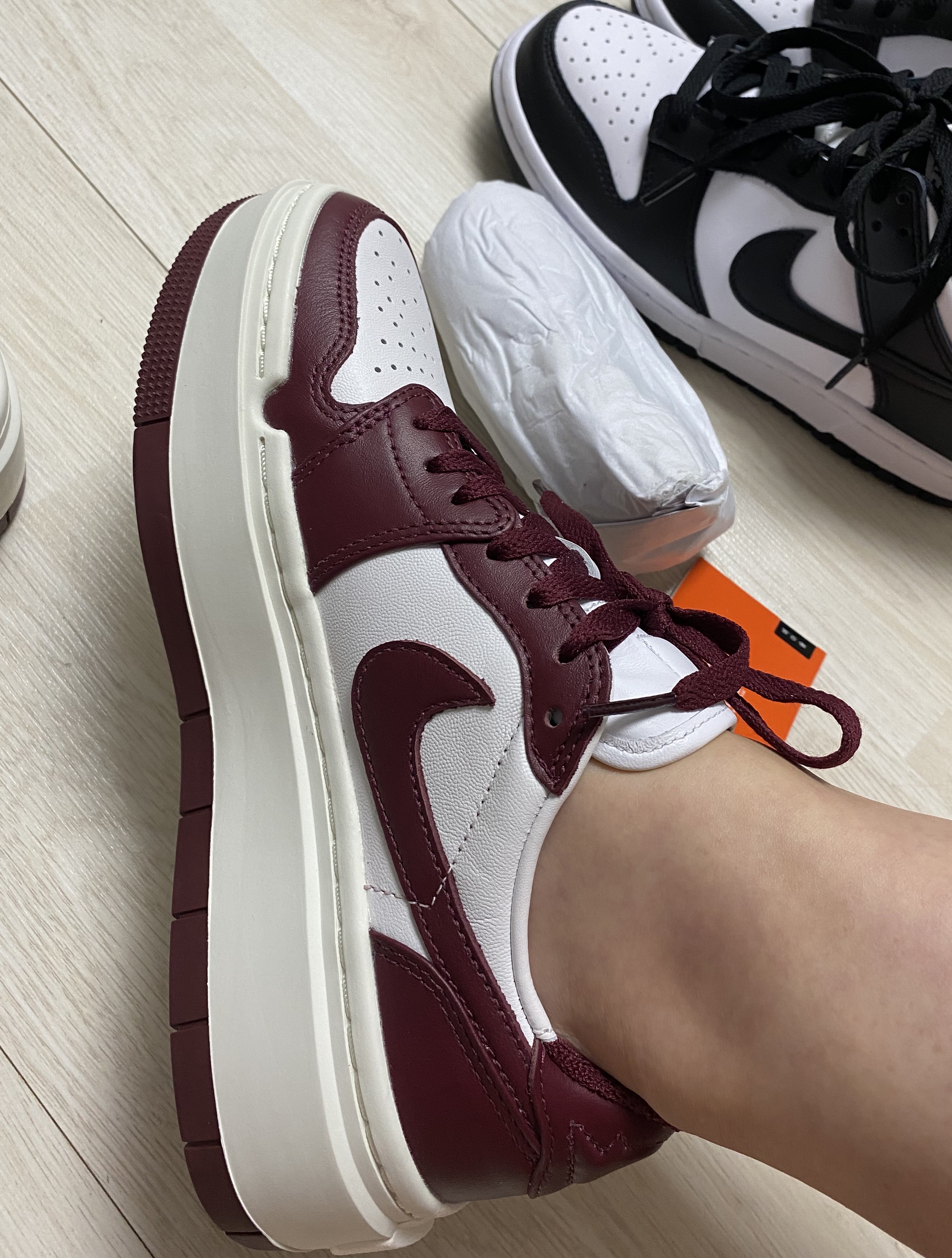 (W) Jordan 1 Elevate Low Dark Beetroot, (GS) Nike Dunk Low Black 착용 스타일 - 2