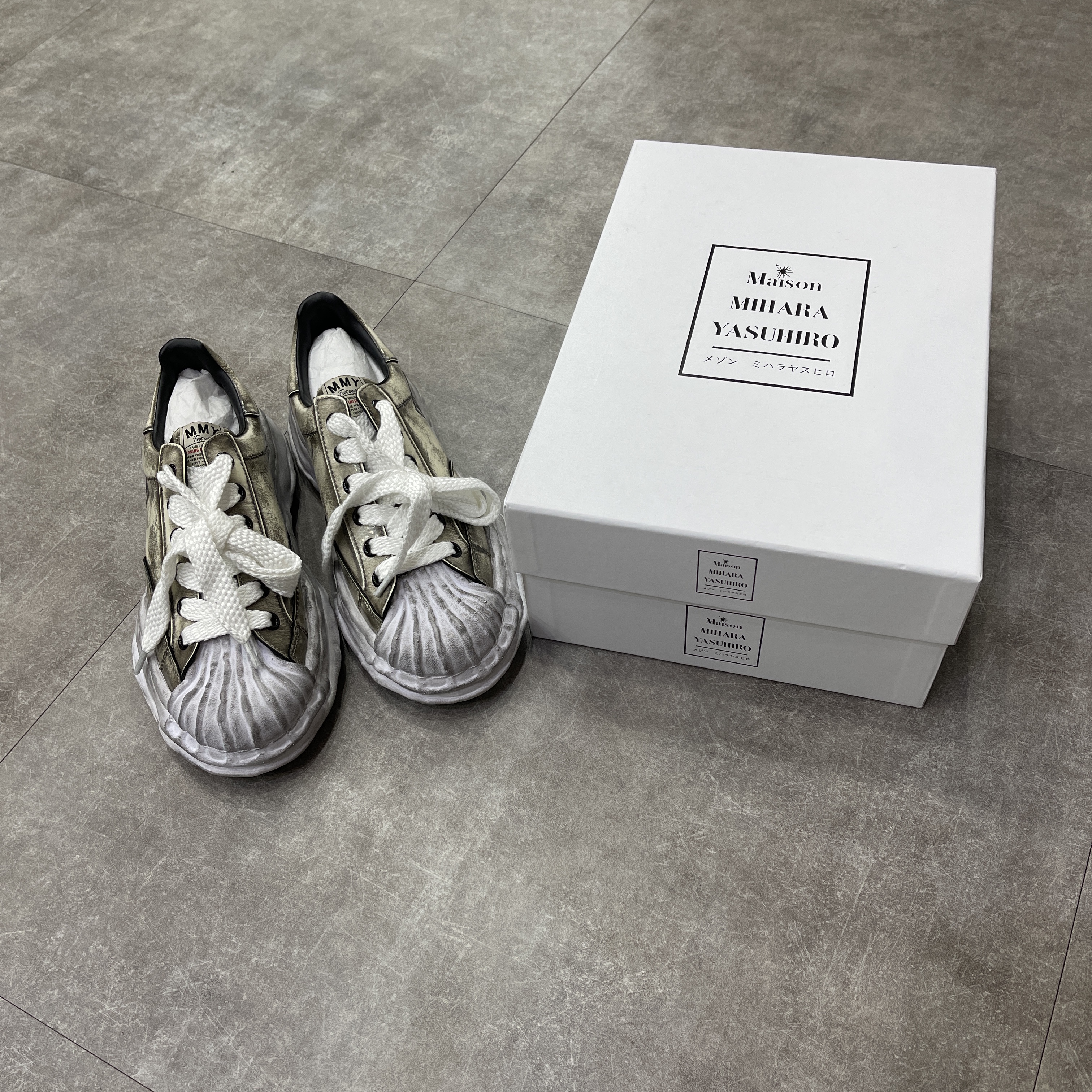 Maison Mihara Yasuhiro Blakey OG Sole Brushed Patent Low-top Sneakers White 착용 스타일 - 2