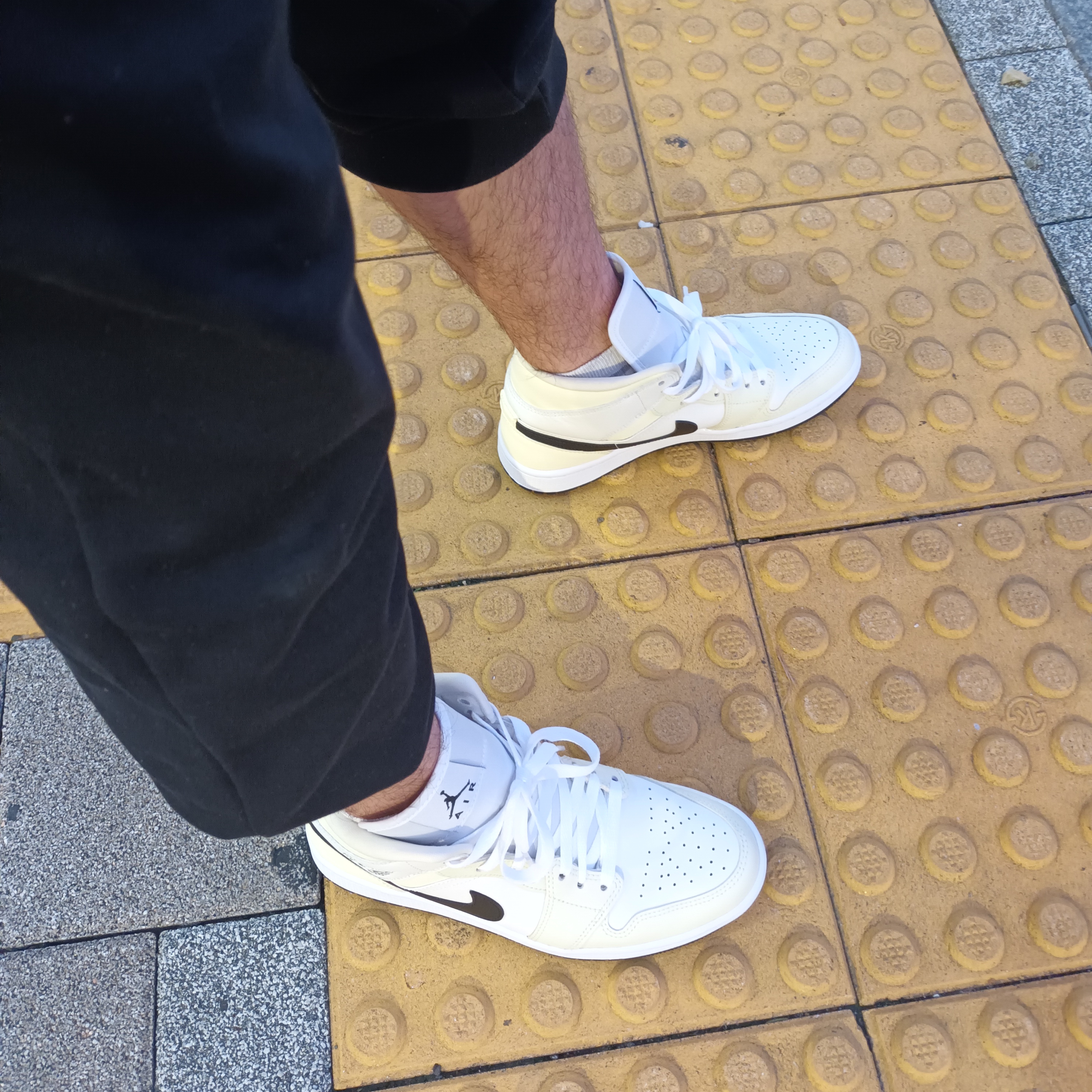 (W) Jordan 1 Mid Coconut Milk 착용 스타일 - 2