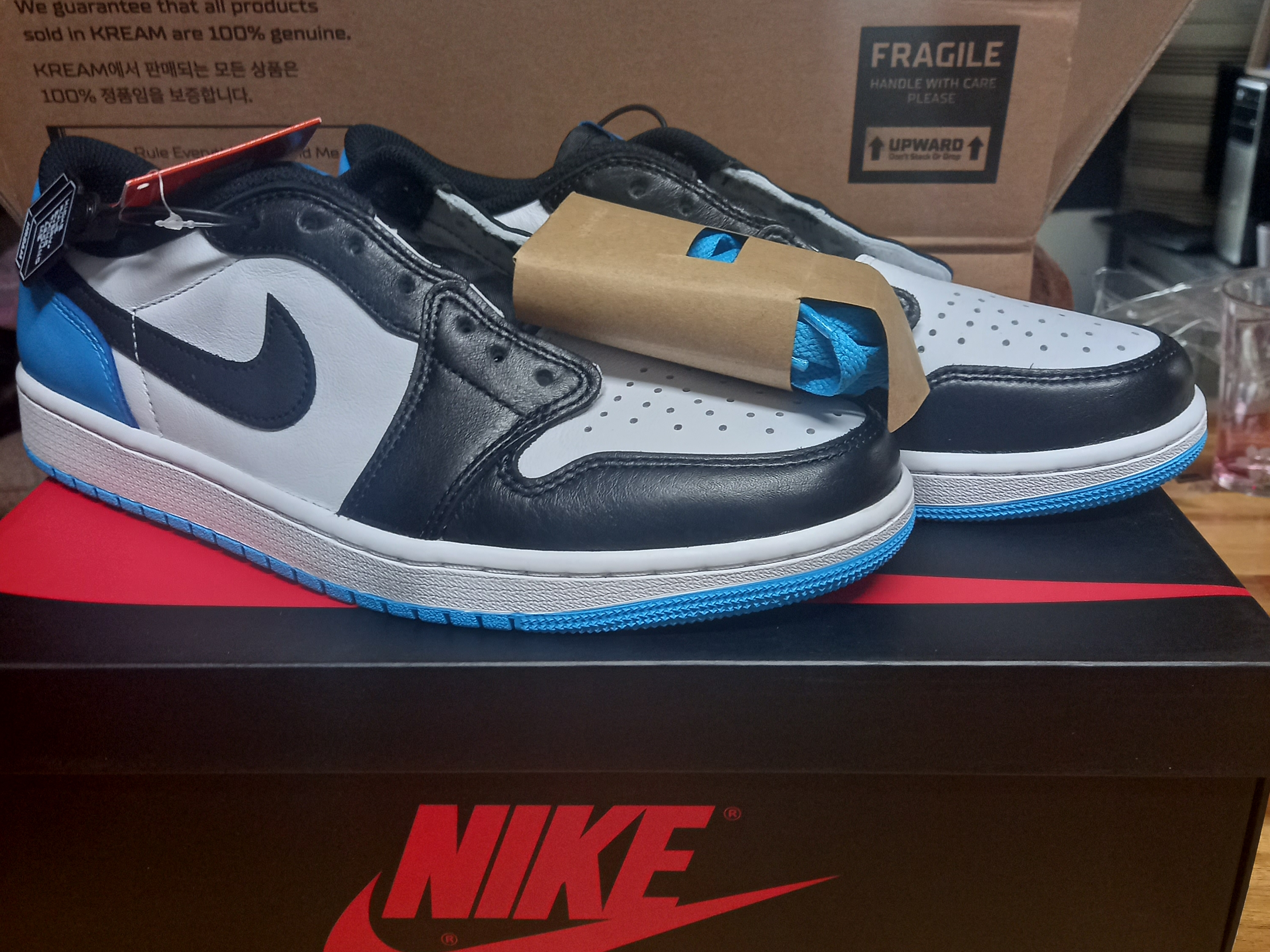 Jordan 1 Retro Low OG Black and Dark Powder Blue 착용 스타일 - 1