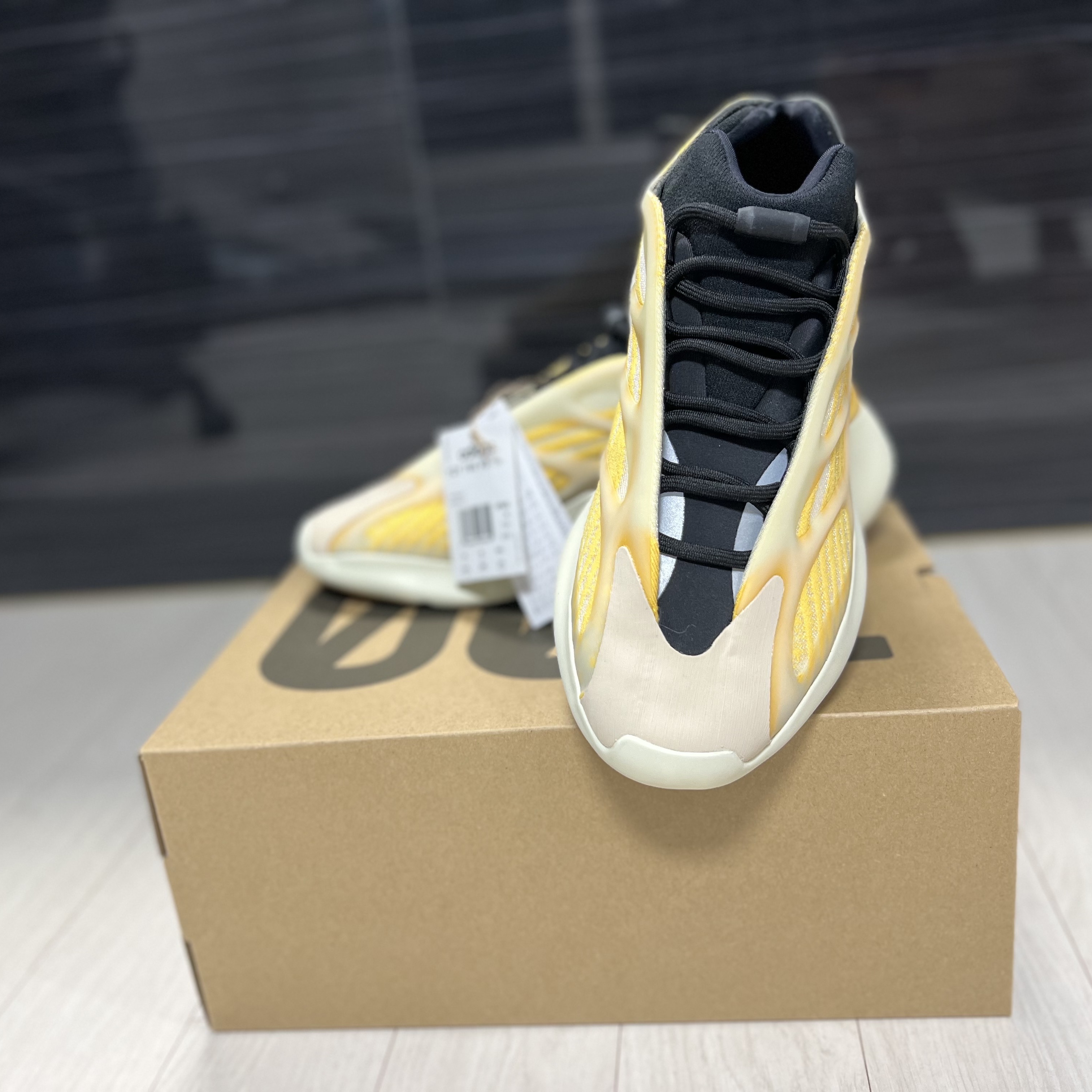 Adidas Yeezy 700 V3 Mono Safflower, Nike Dunk High Retro Championship White 착용 스타일 - 3