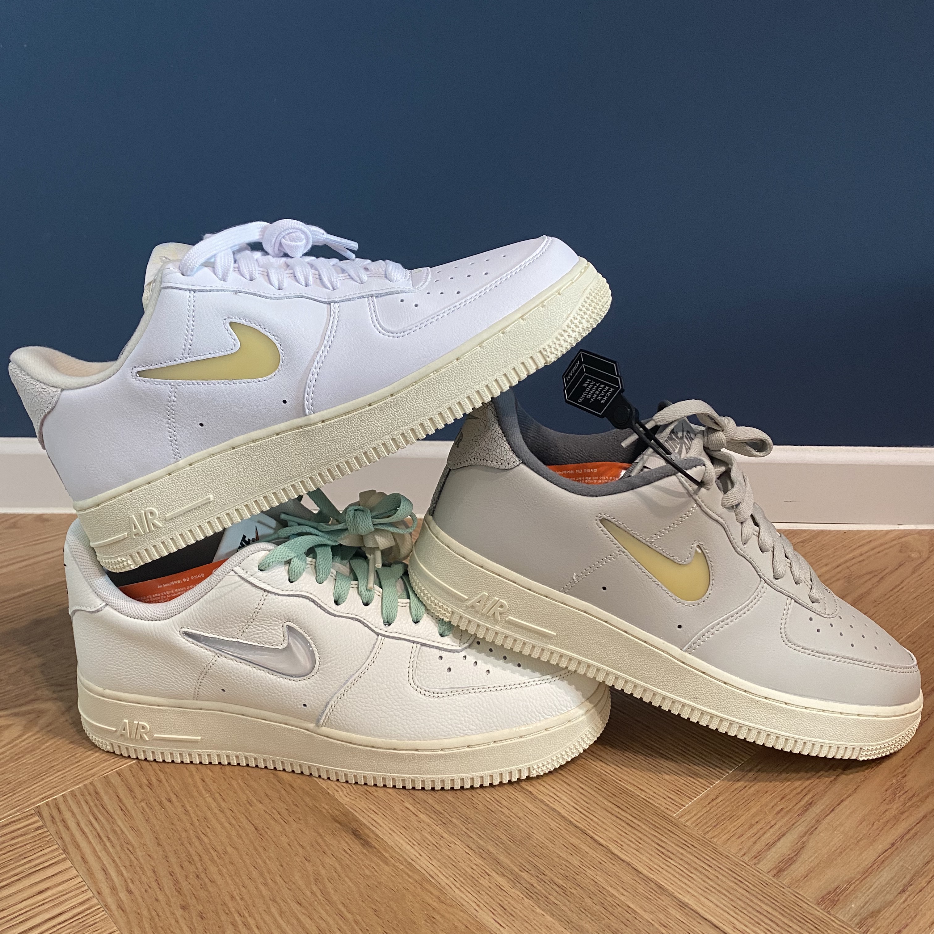 Nike Air Force 1 '07 PRM Vintage Sail, Nike Air Force 1 '07 LX Pale Vanilla 착용 스타일 - 1