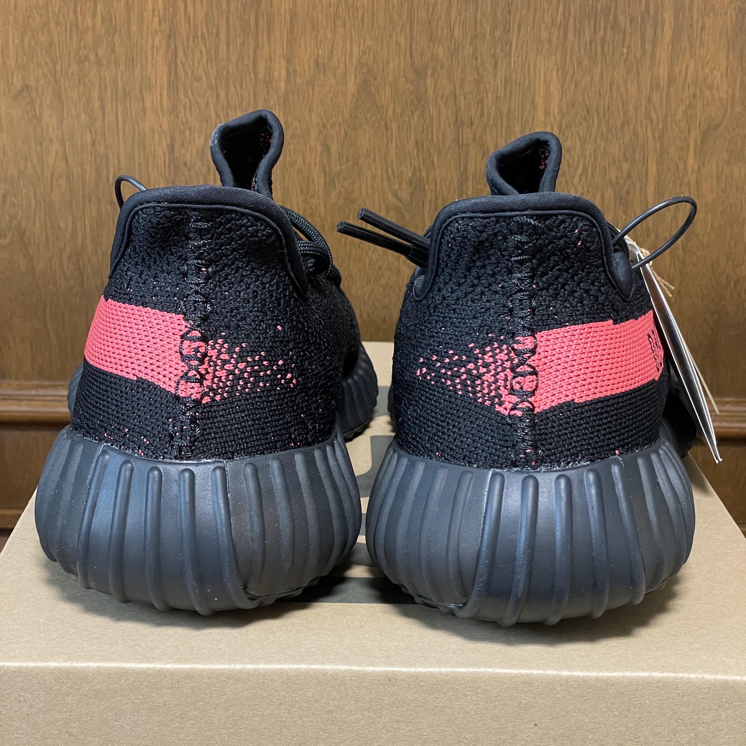 Adidas Yeezy Boost 350 V2 Core Black Red 2022/2023 착용 스타일 - 4