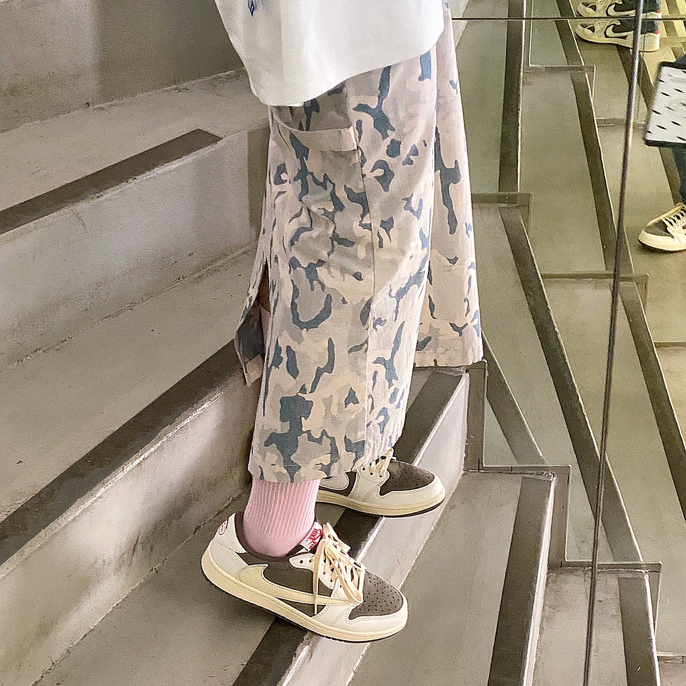 Jordan 1 x Travis Scott Retro Low OG SP Sail and Ridgerock 착용 스타일 - 2