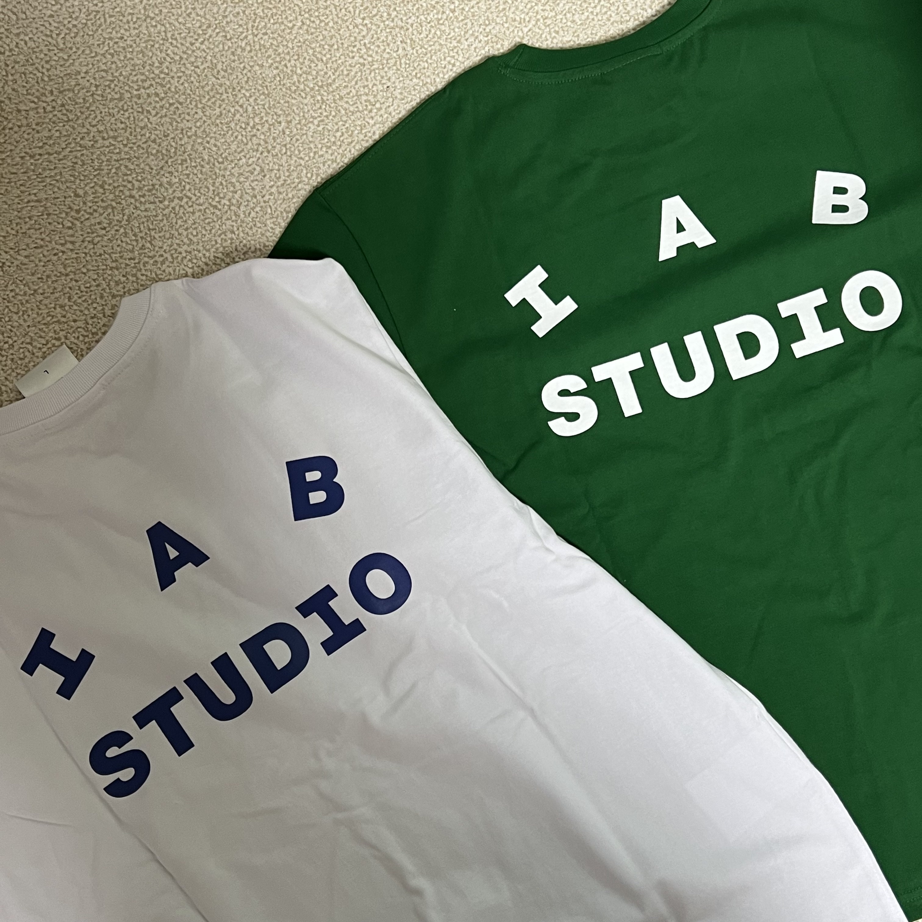 IAB Studio T-Shirt White Navy - 22FW, IAB Studio T-Shirt Green - 22FW 착용 스타일 - 2