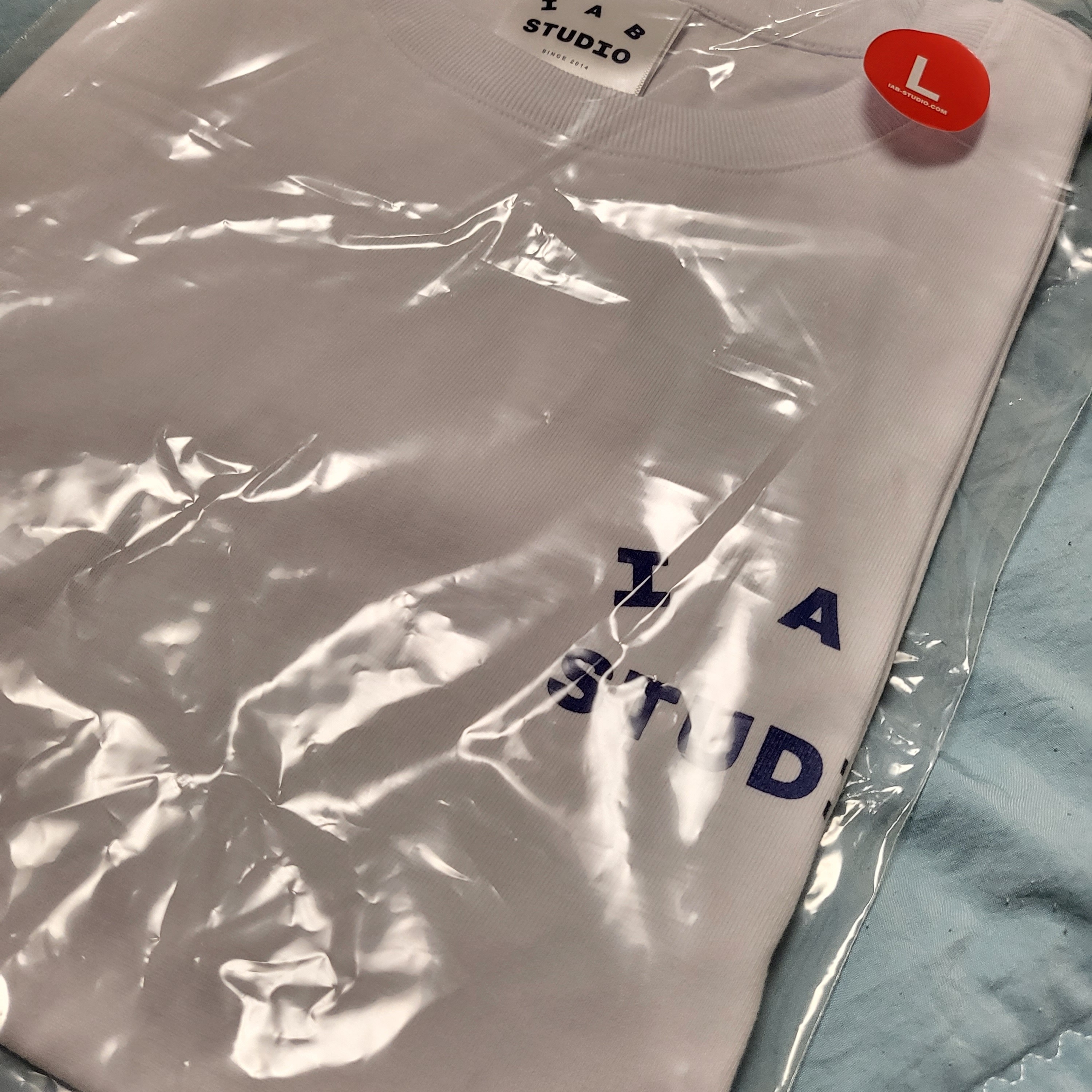 IAB Studio T-Shirt White Navy - 22FW 착용 스타일