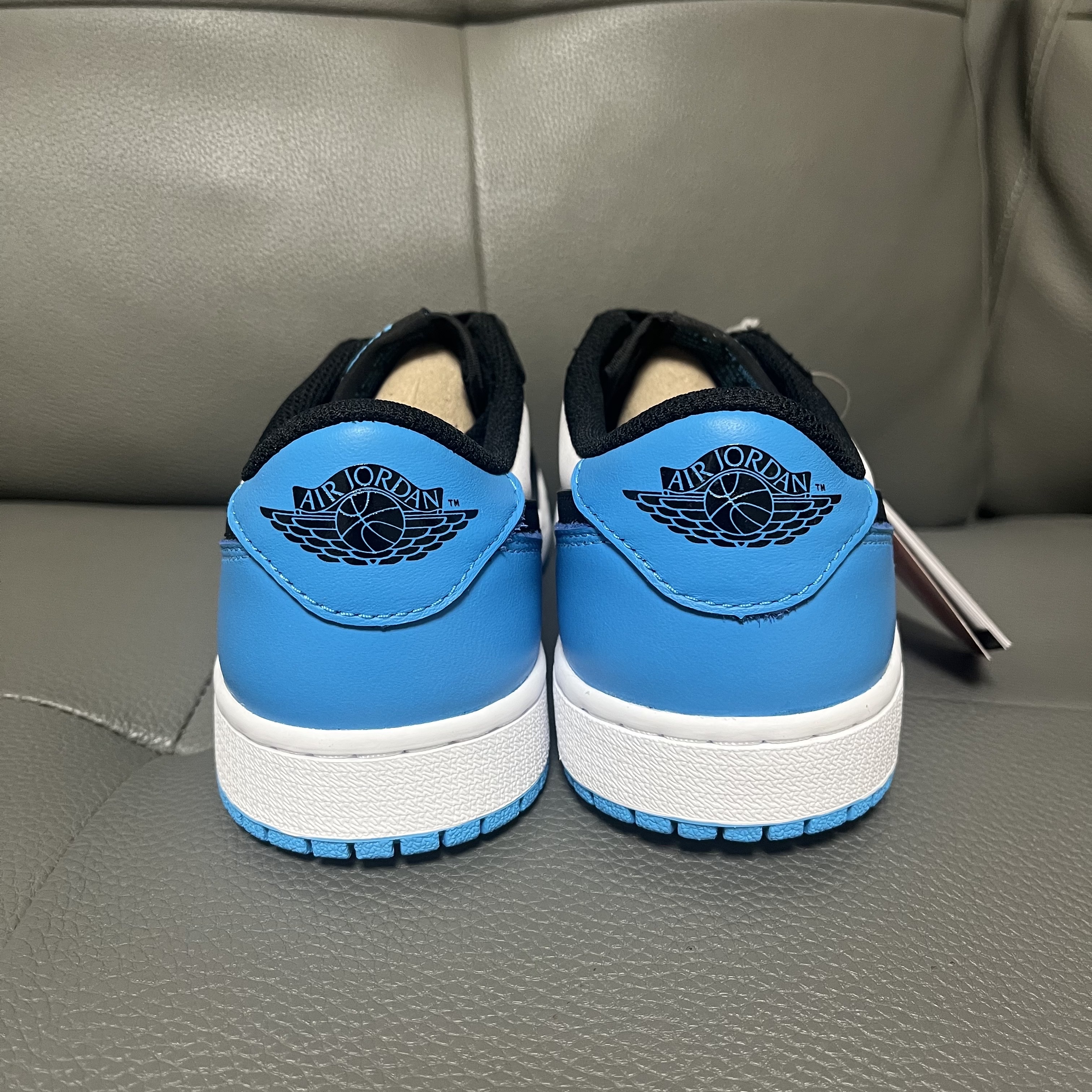 Jordan 1 Retro Low OG Black and Dark Powder Blue 착용 스타일 - 2
