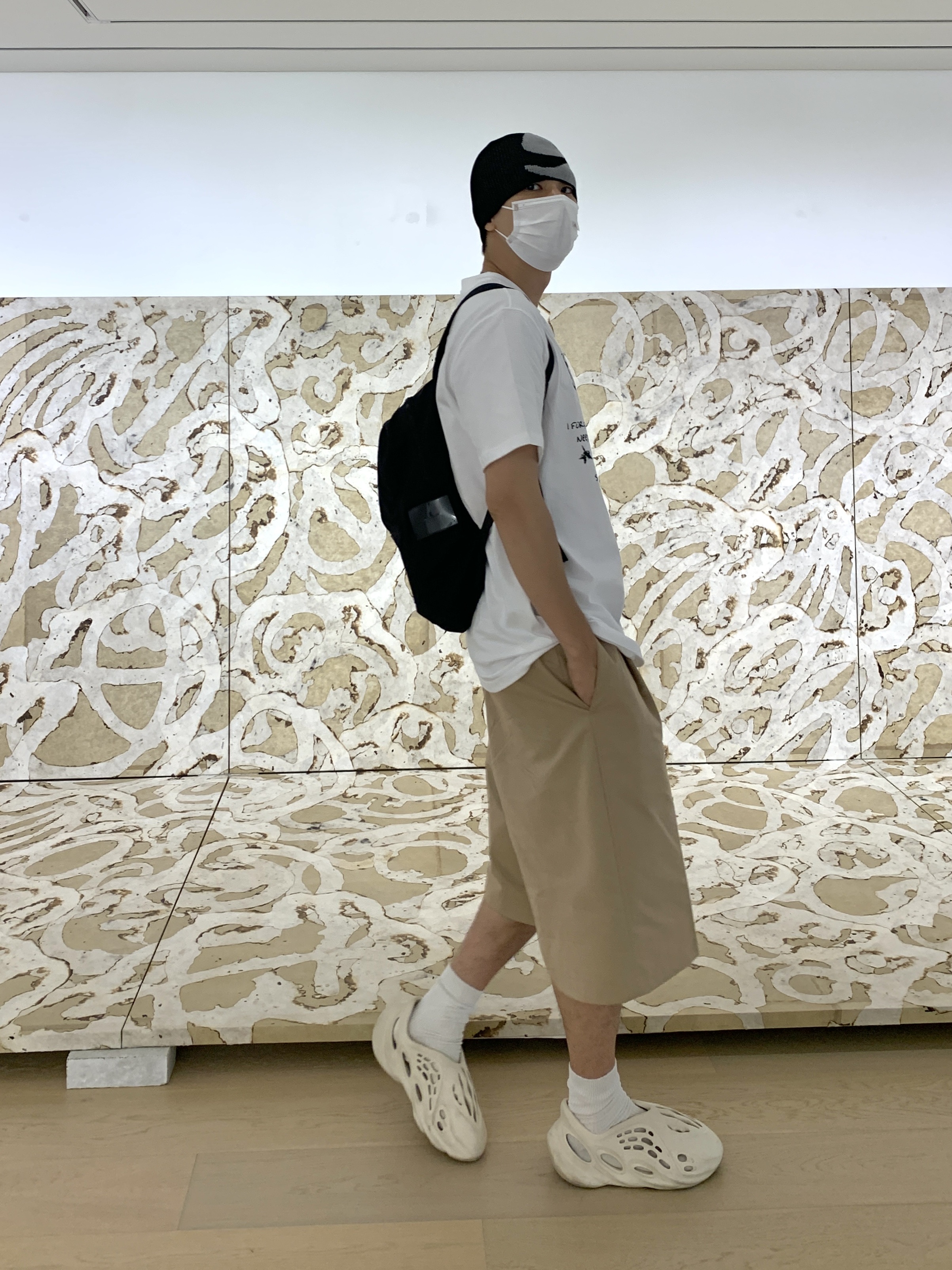 Adidas Yeezy Foam RNNR Sand, Our Legacy Slim Backpack Black Dense Liquid Nylon 착용 스타일 - 4