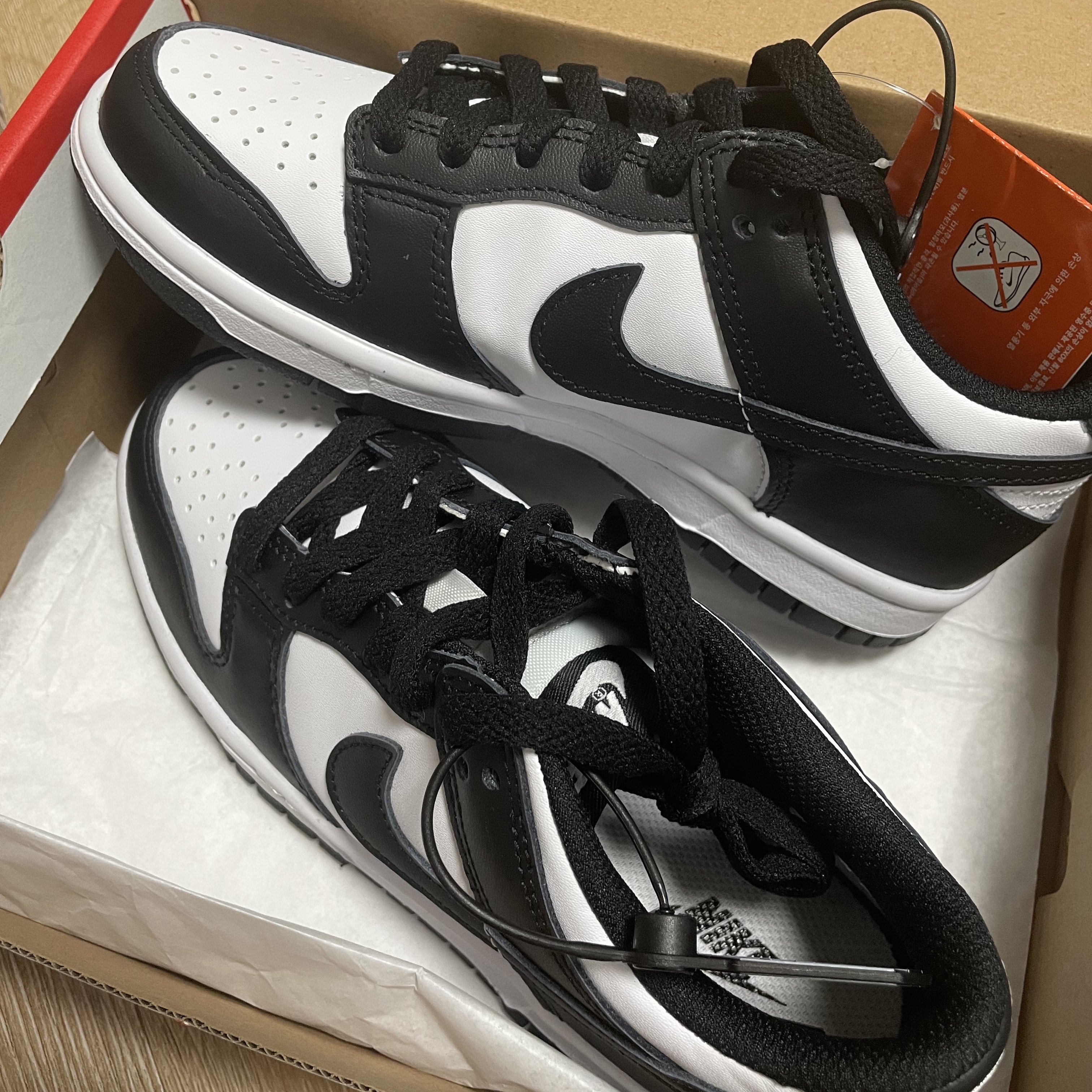 (GS) Nike Dunk Low Black 착용 스타일 - 1