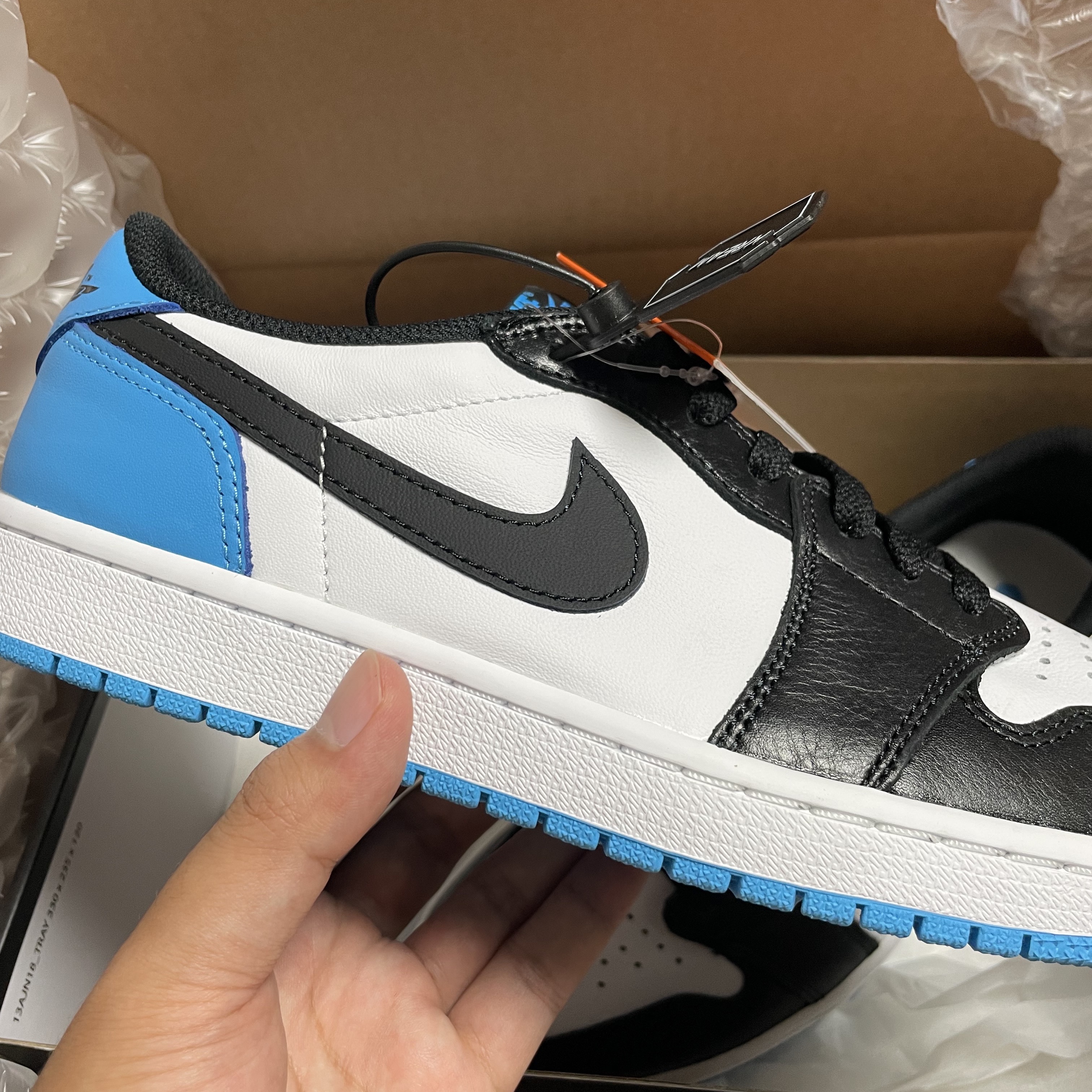 Jordan 1 Retro Low OG Black and Dark Powder Blue 착용 스타일