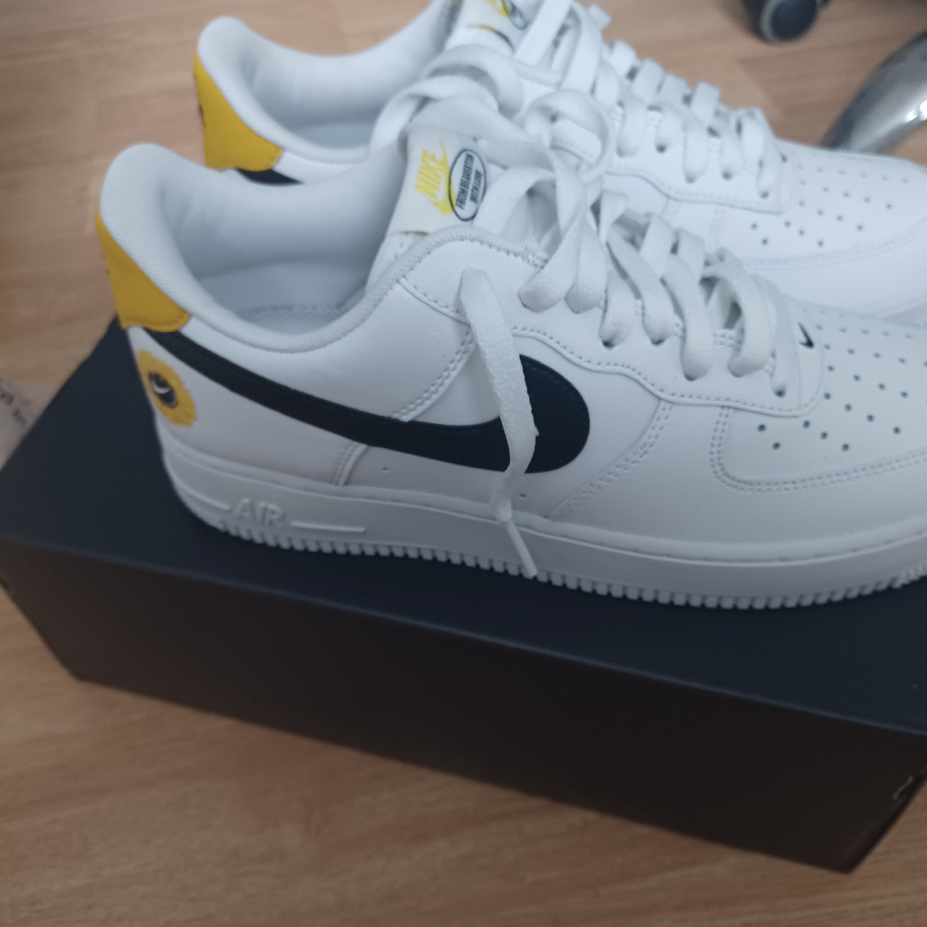 Nike Air Force 1 '07 LV8 2 Have a Nike Day 착용 스타일
