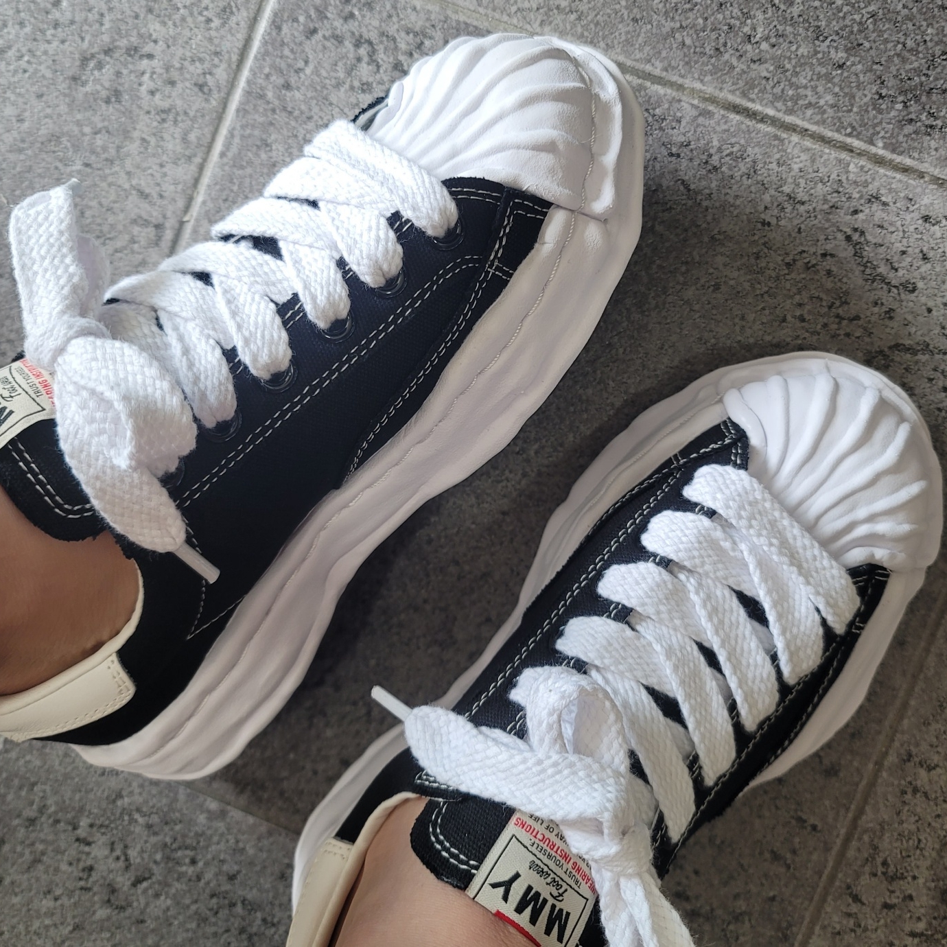 Maison Mihara Yasuhiro Blakey OG Sole Canvas Low-top Sneakers Black White 착용 스타일 - 1