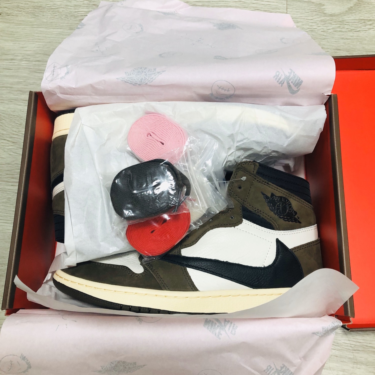 Jordan 1 x Travis Scott Retro High OG SP Mocha 착용 스타일 - 3