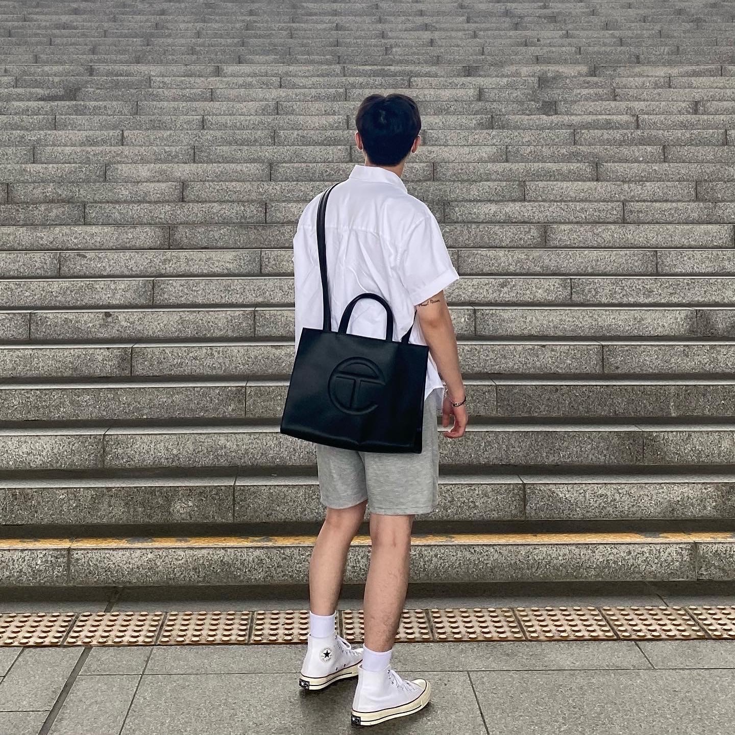 Telfar Medium Shopping Bag Black 착용 스타일