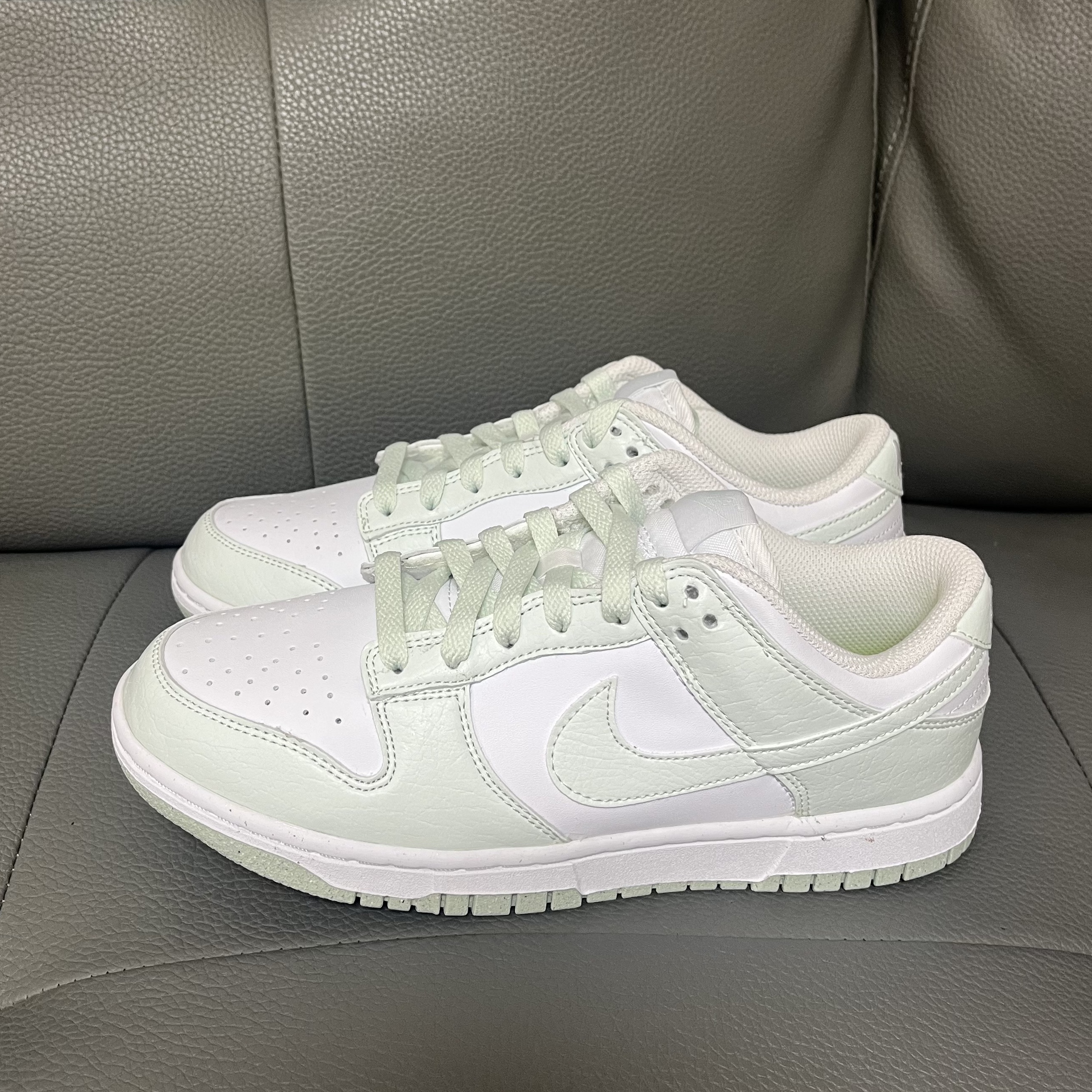 (W) Nike Dunk Low Next Nature Barely Green and White 착용 스타일 - 1