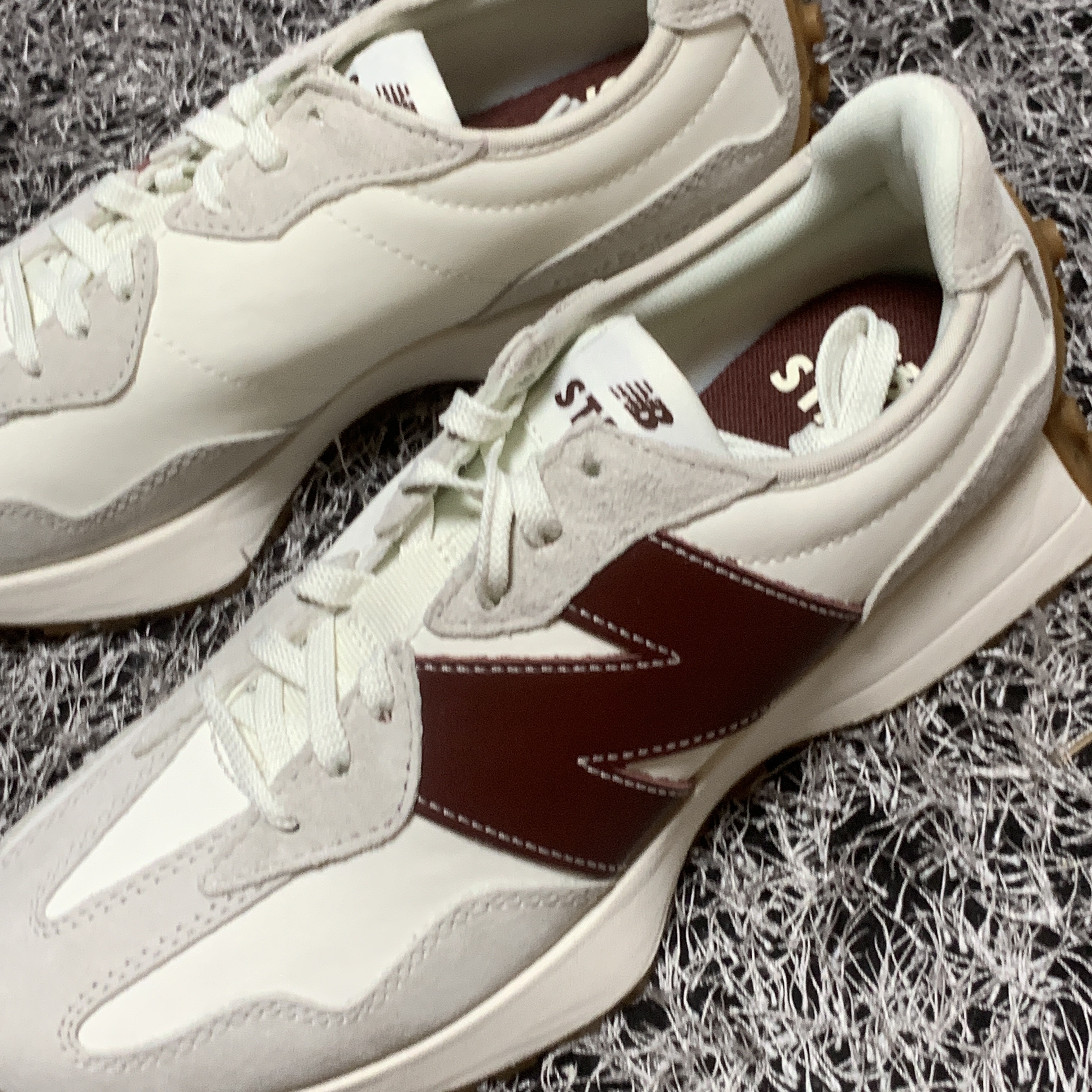 (W) New Balance x Staud 327 Moonbeam 착용 스타일