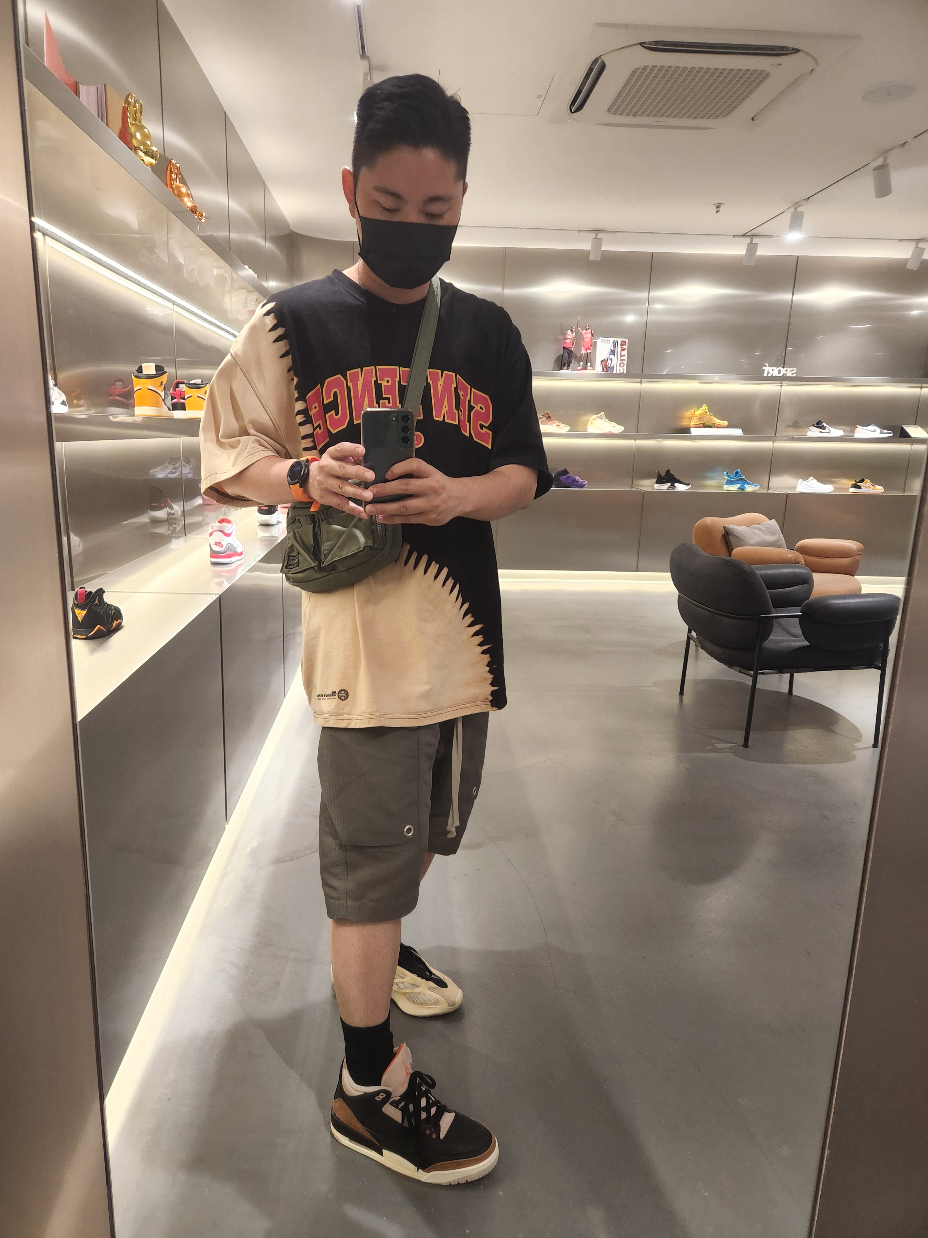 Jordan 1 Retro High OG Taxi, Adidas Yeezy 700 V3 Azael 2019 착용 스타일 - 3