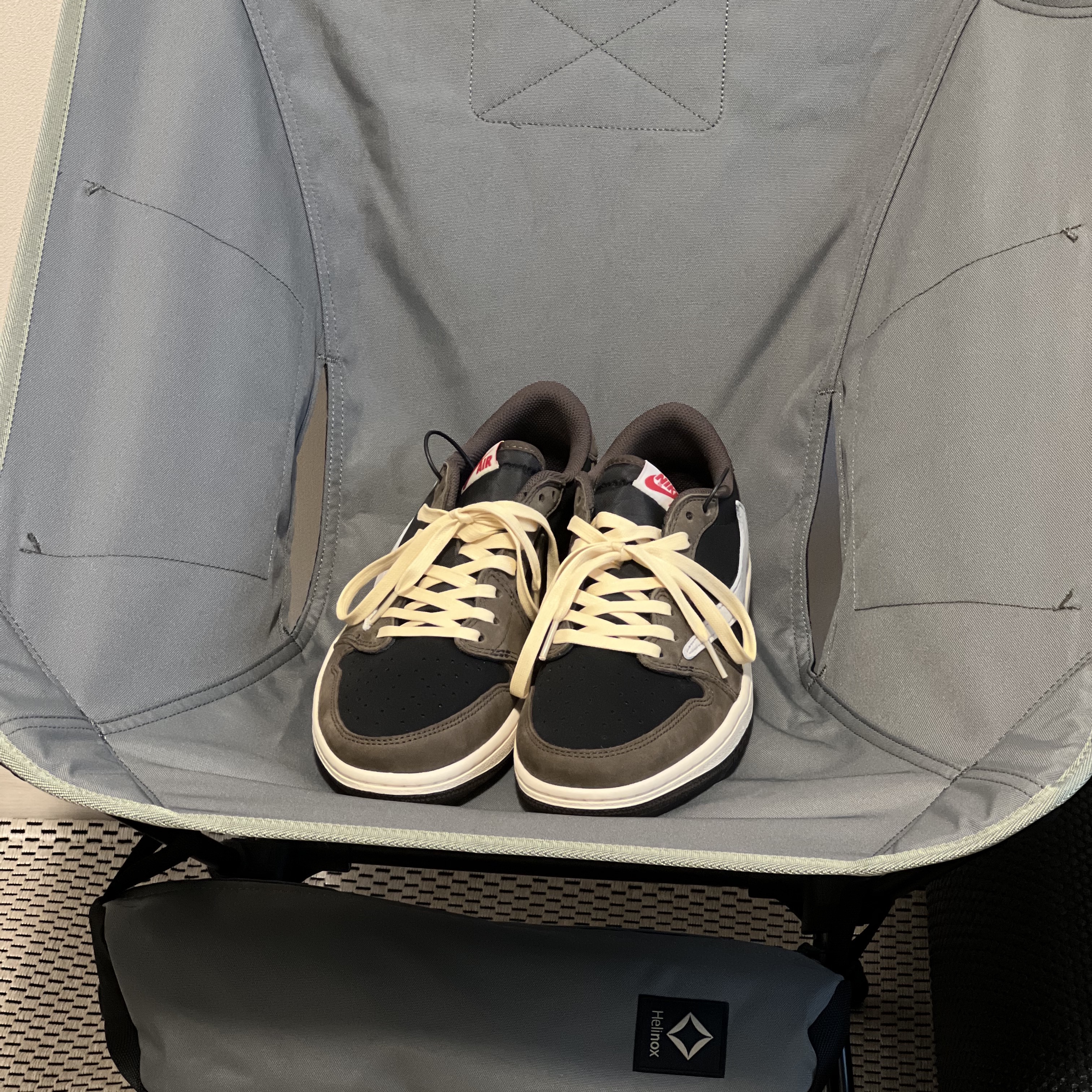 Jordan 1 x Travis Scott Retro Low OG SP Mocha, Helinox Tactical Chair Foliage Green 착용 스타일