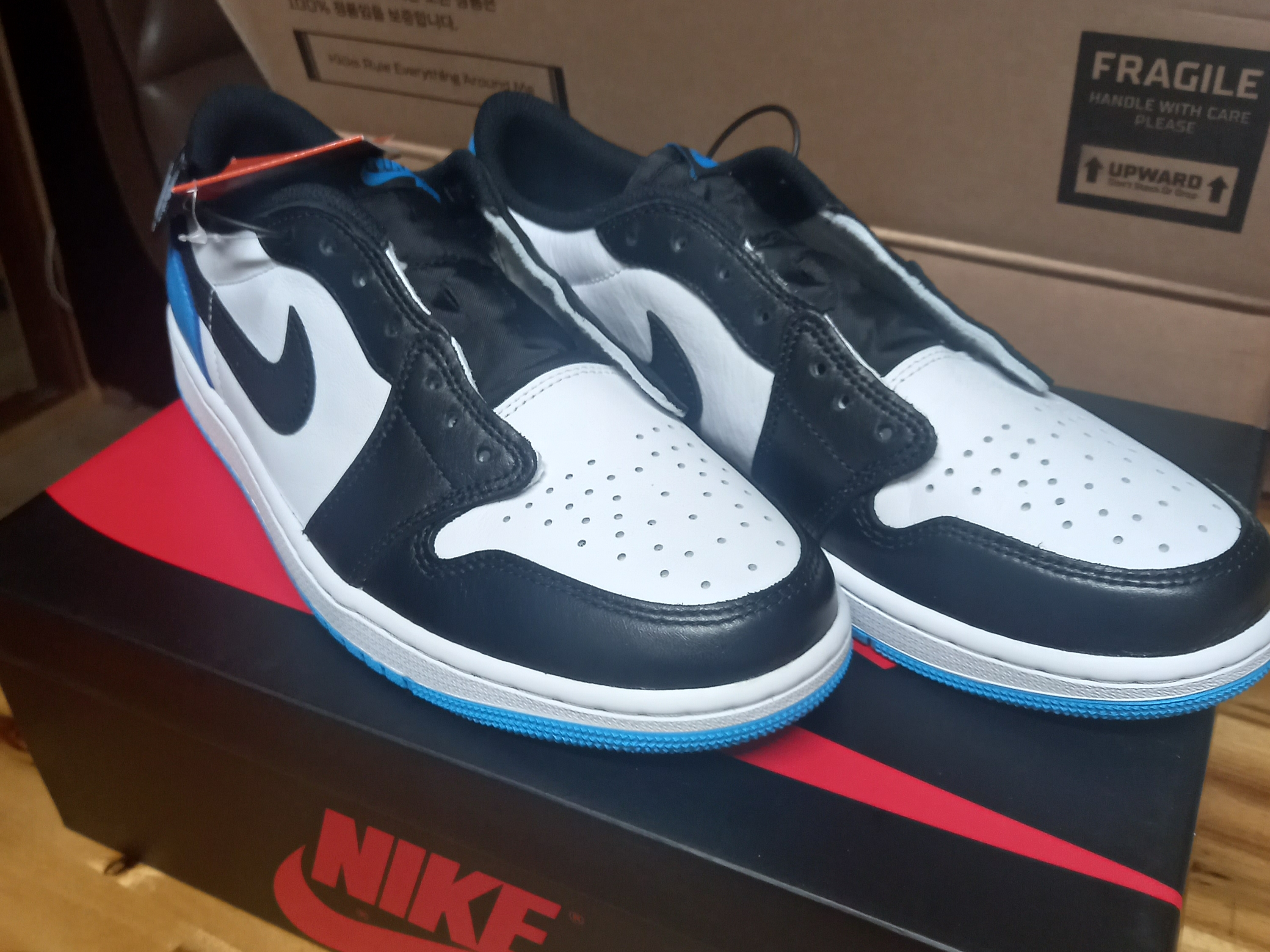 Jordan 1 Retro Low OG Black and Dark Powder Blue 착용 스타일 - 2