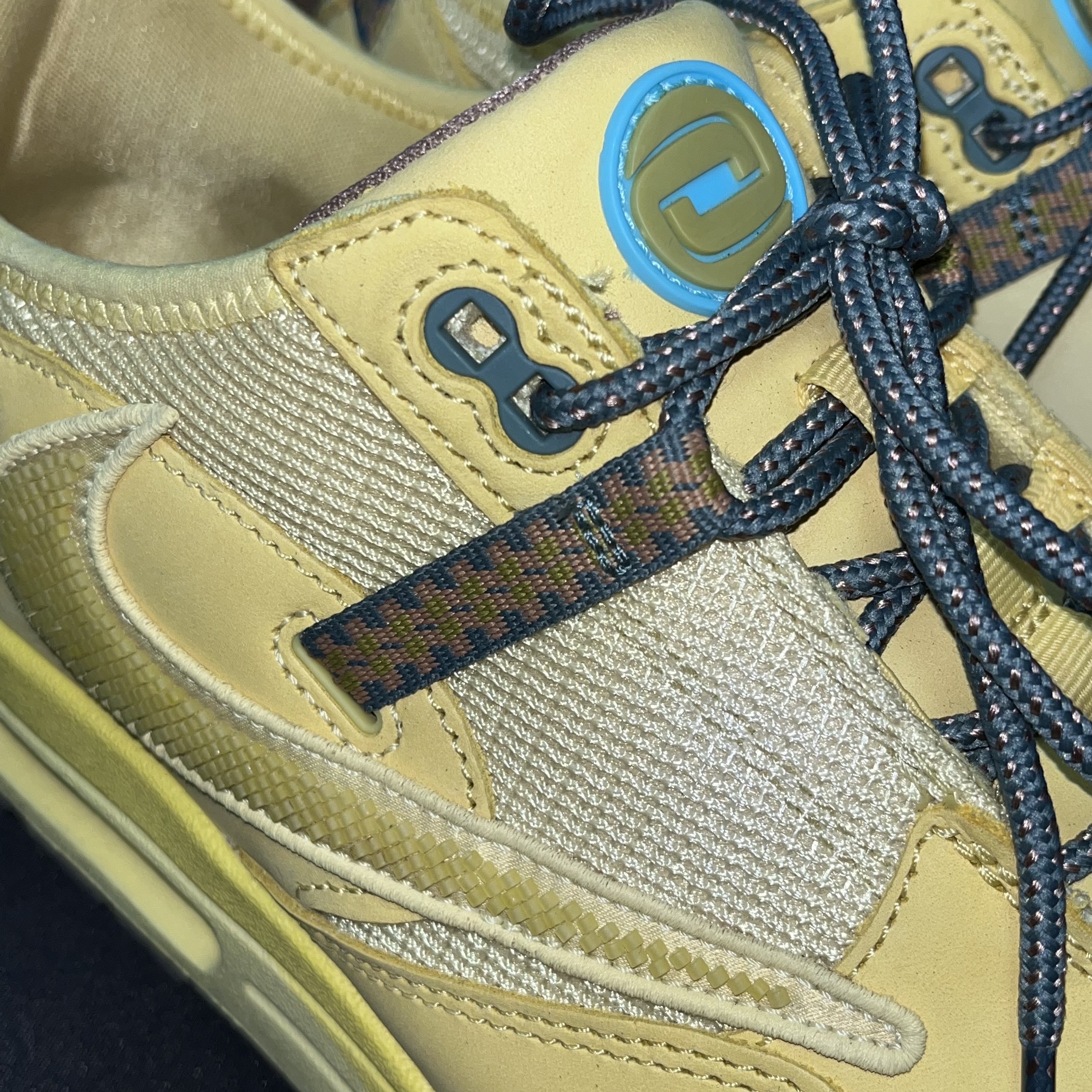 Nike x Travis Scott Air Max 1 Cact.us Gold 착용 스타일 - 3
