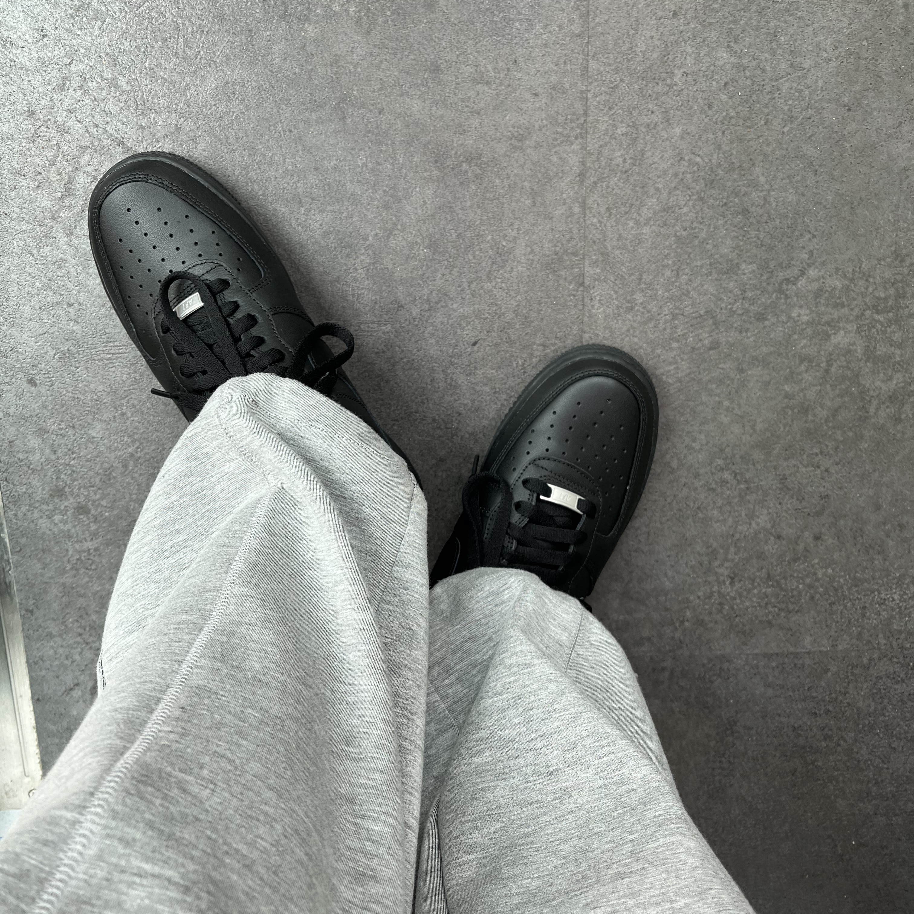 Nike Air Force 1 '07 Low Triple Black 착용 스타일