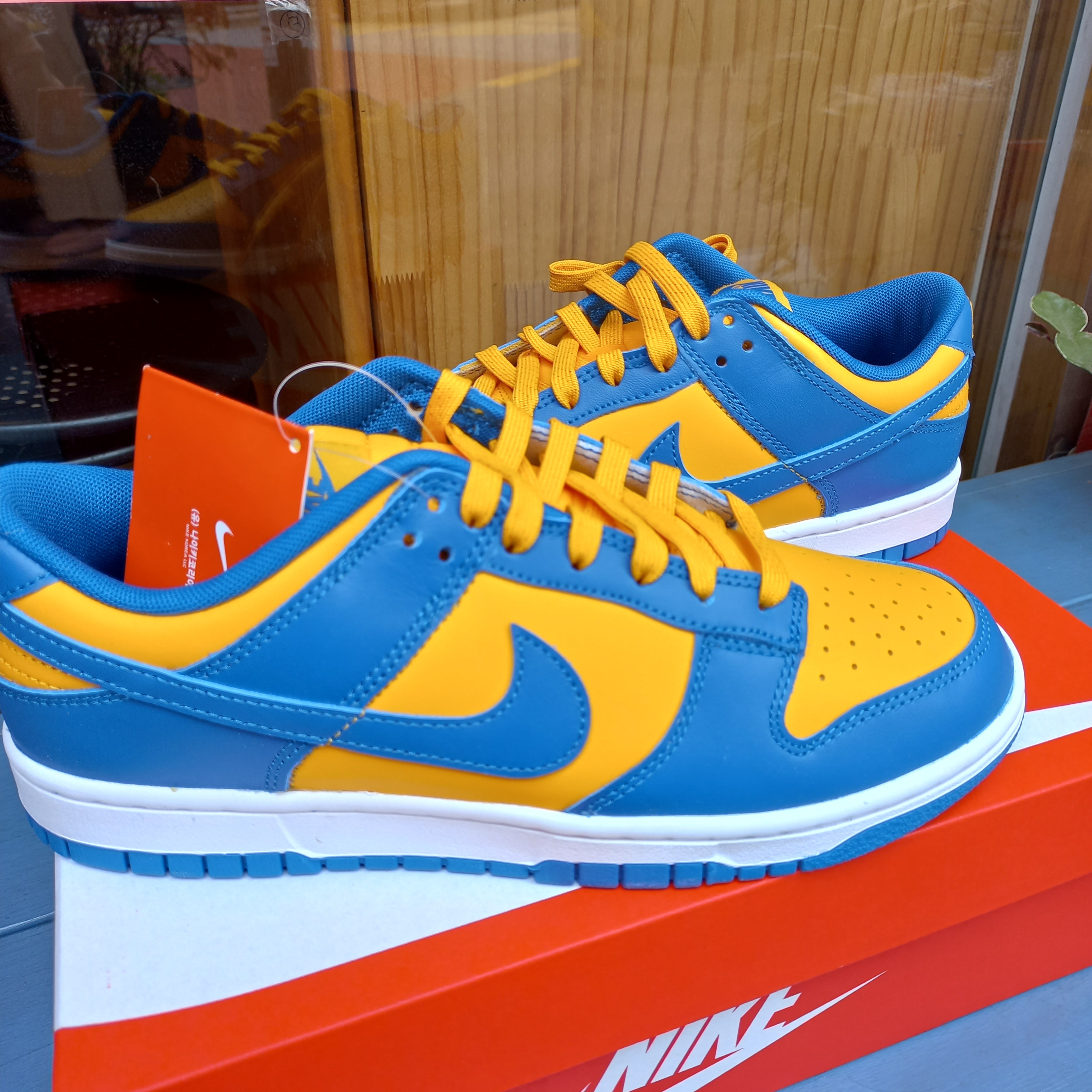 Nike Dunk Low Retro Blue Jay and University Gold 착용 스타일 - 1