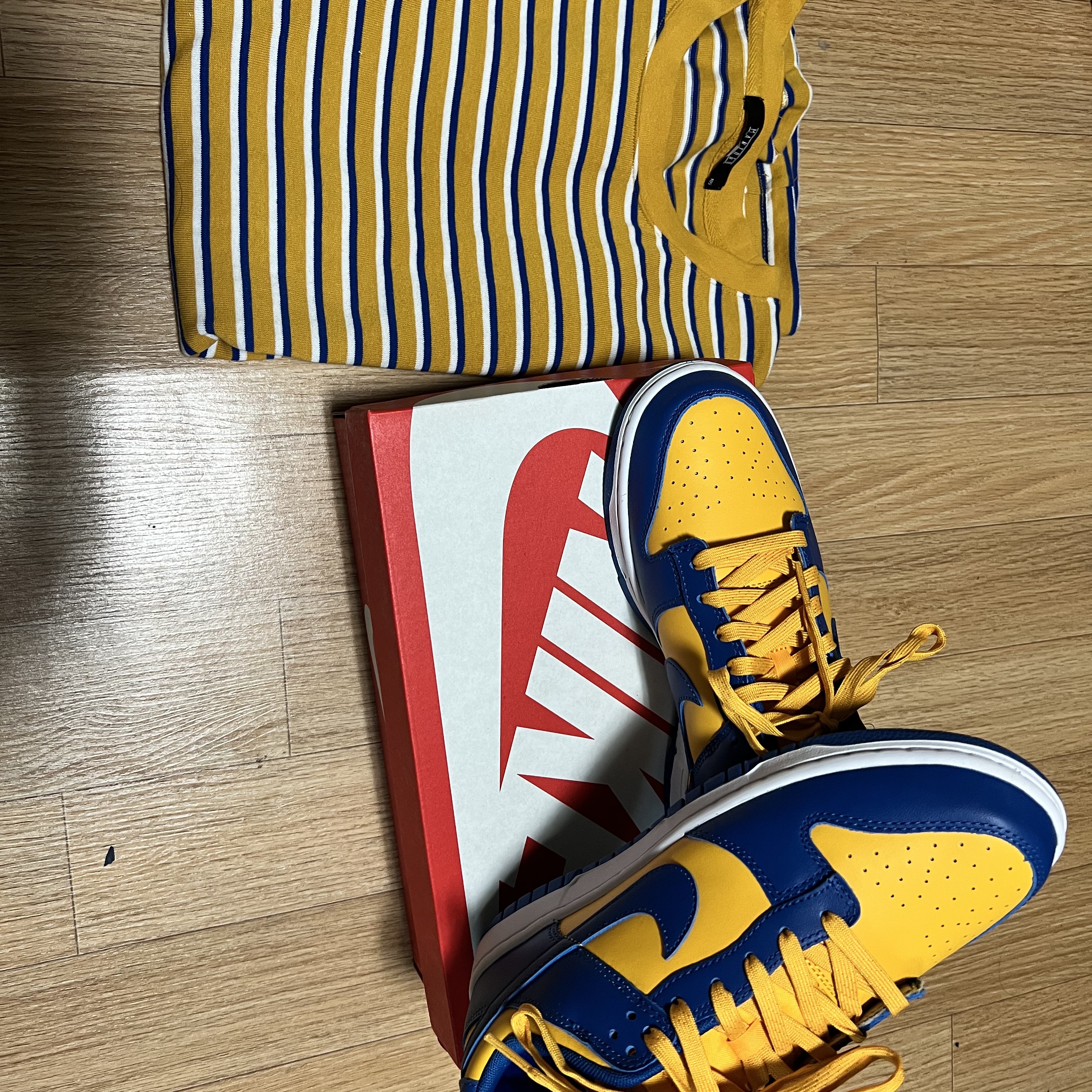 Nike Dunk Low Retro Blue Jay and University Gold 착용 스타일 - 1