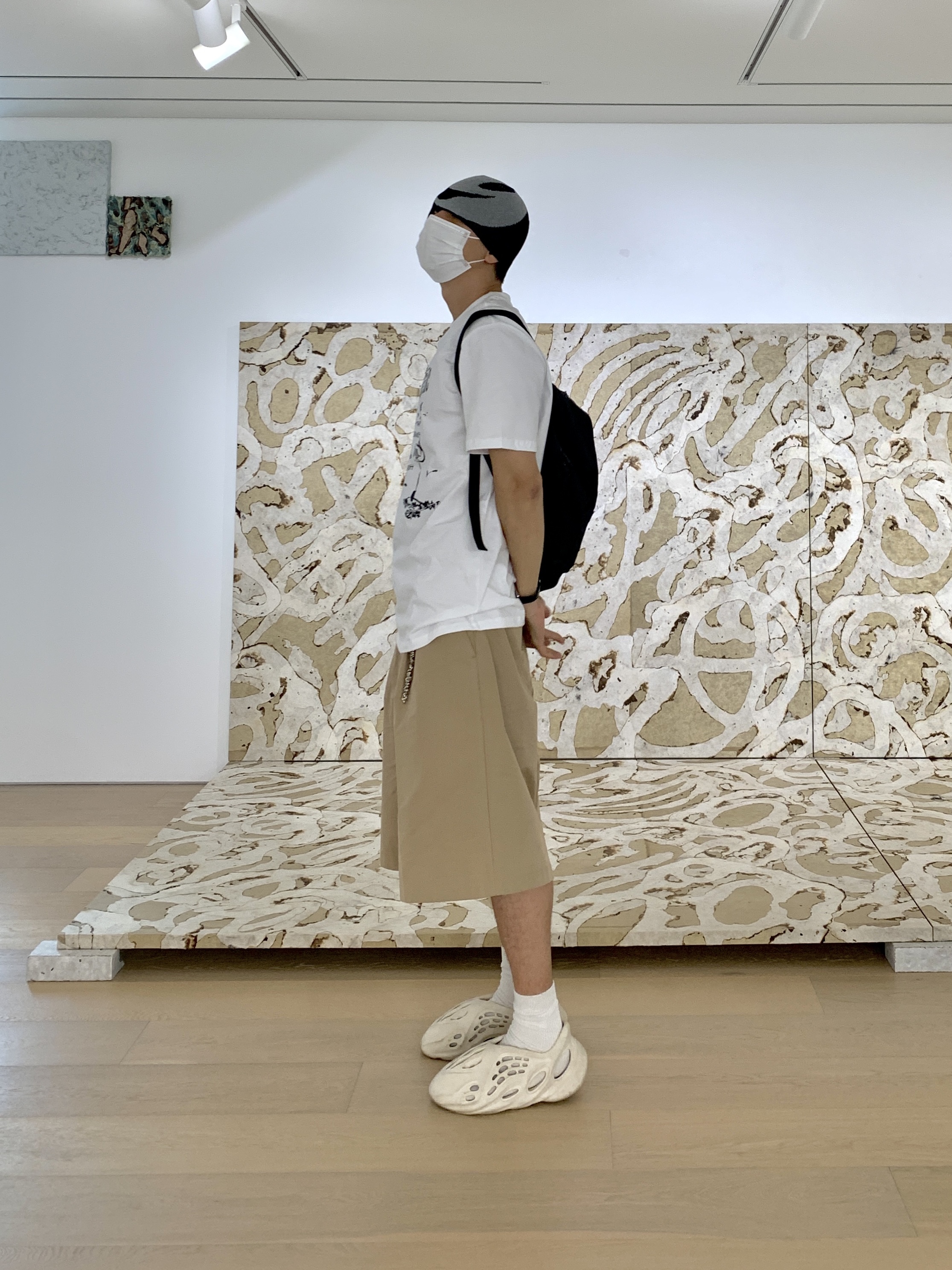 Adidas Yeezy Foam RNNR Sand, Our Legacy Slim Backpack Black Dense Liquid Nylon 착용 스타일 - 3
