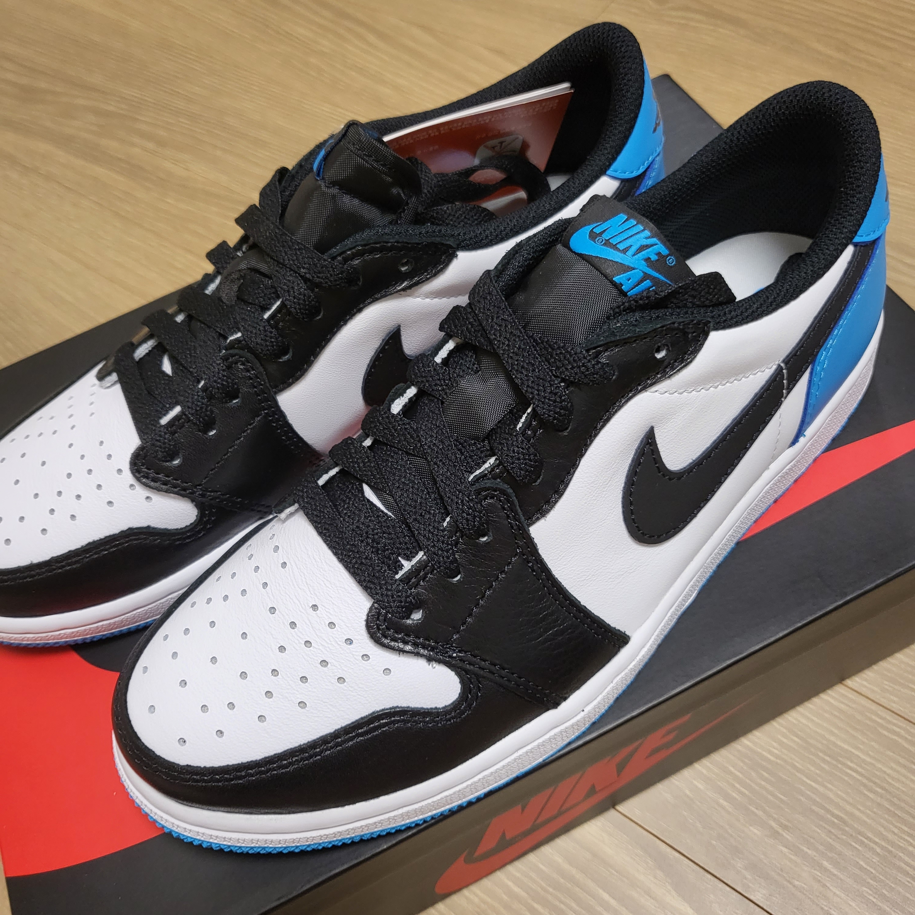 Jordan 1 Retro Low OG Black and Dark Powder Blue 착용 스타일