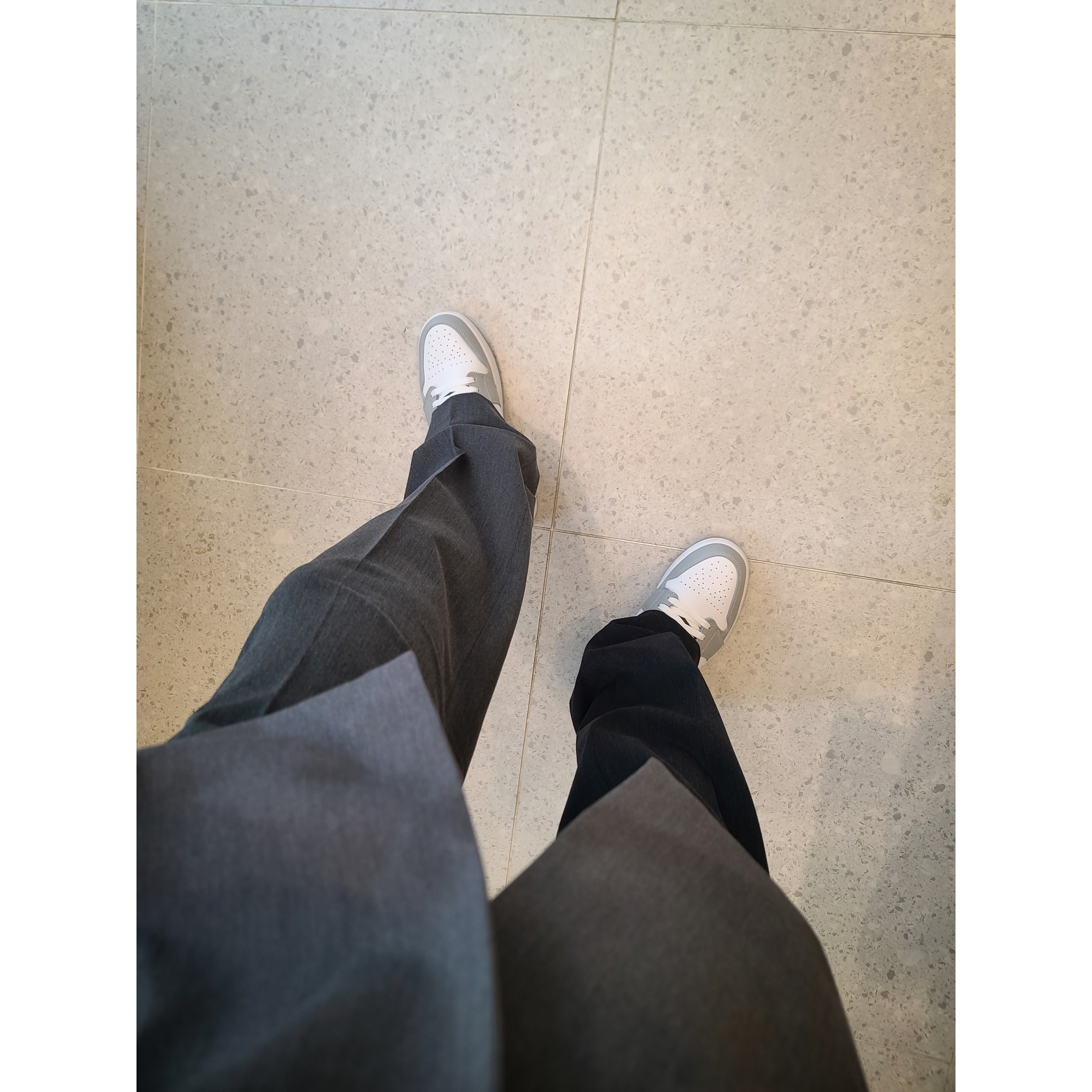 Jordan 1 Mid Light Smoke Grey Anthracite 착용 스타일 - 3