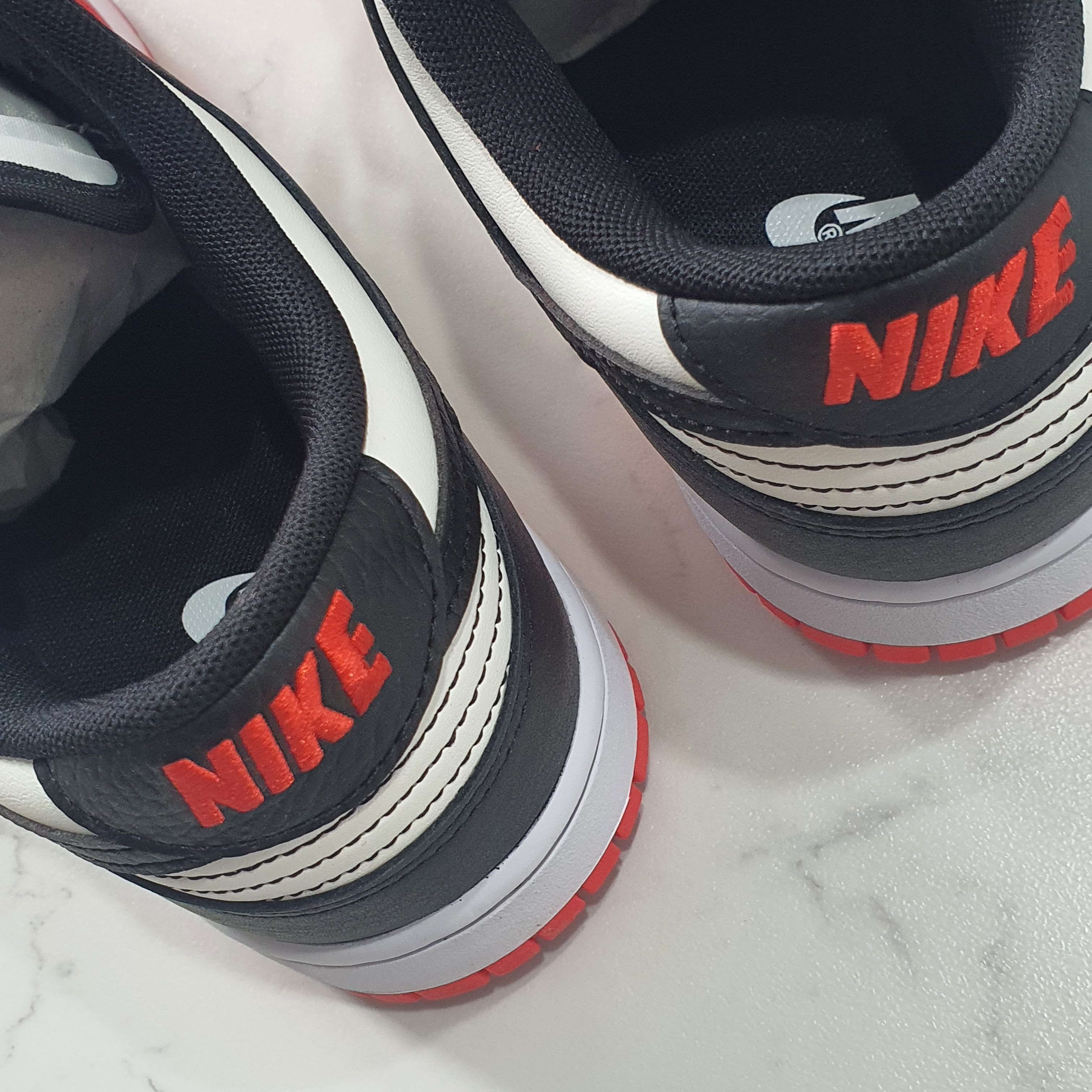 Nike x NBA Dunk Low Retro EMB Black and Chile Red 착용 스타일 - 2