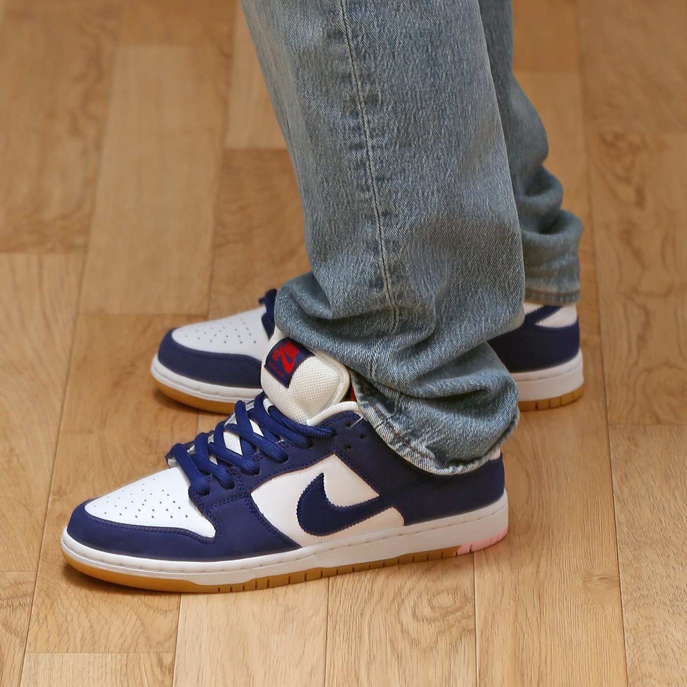 Nike SB Dunk Low Pro Premium Deep Royal Blue 착용 스타일 - 5