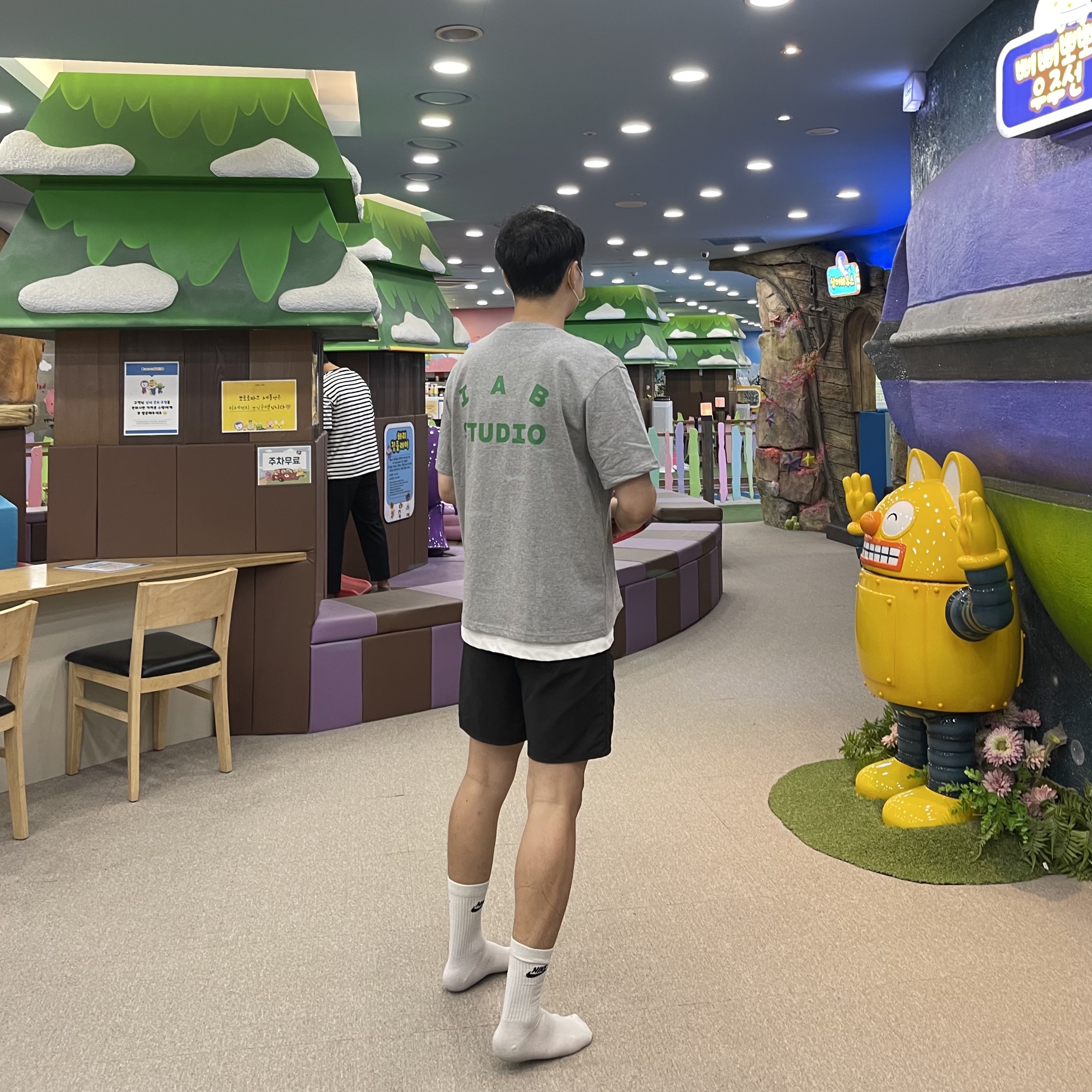 IAB Studio T-Shirt Gray Green - 22FW, Patagonia Baggies Shorts 5 Inch Black 착용 스타일