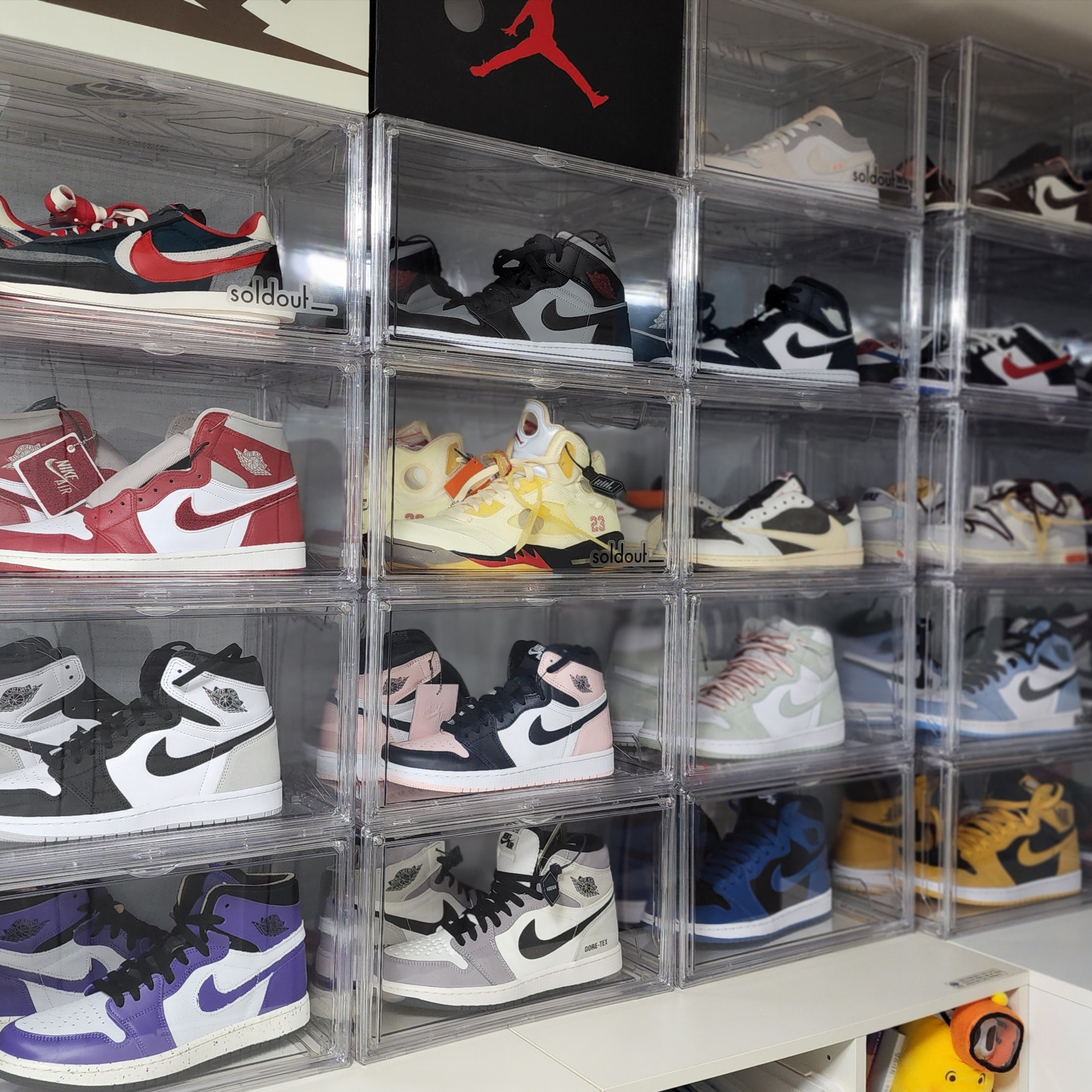 Jordan 1 x Travis Scott Retro Low OG SP Sail and Ridgerock, Jordan 5 x Off-White Retro SP Sail Fire Red 착용 스타일
