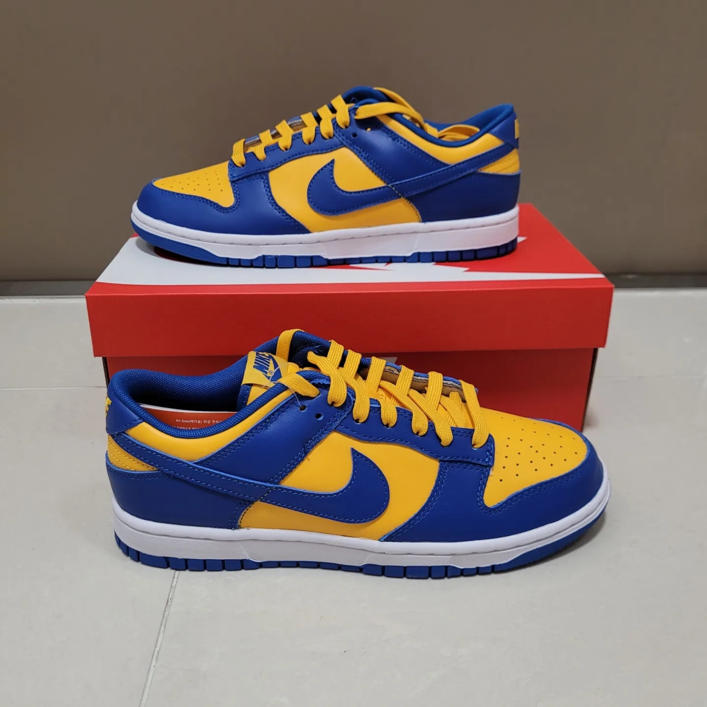 Nike Dunk Low Retro Blue Jay and University Gold 착용 스타일 - 3