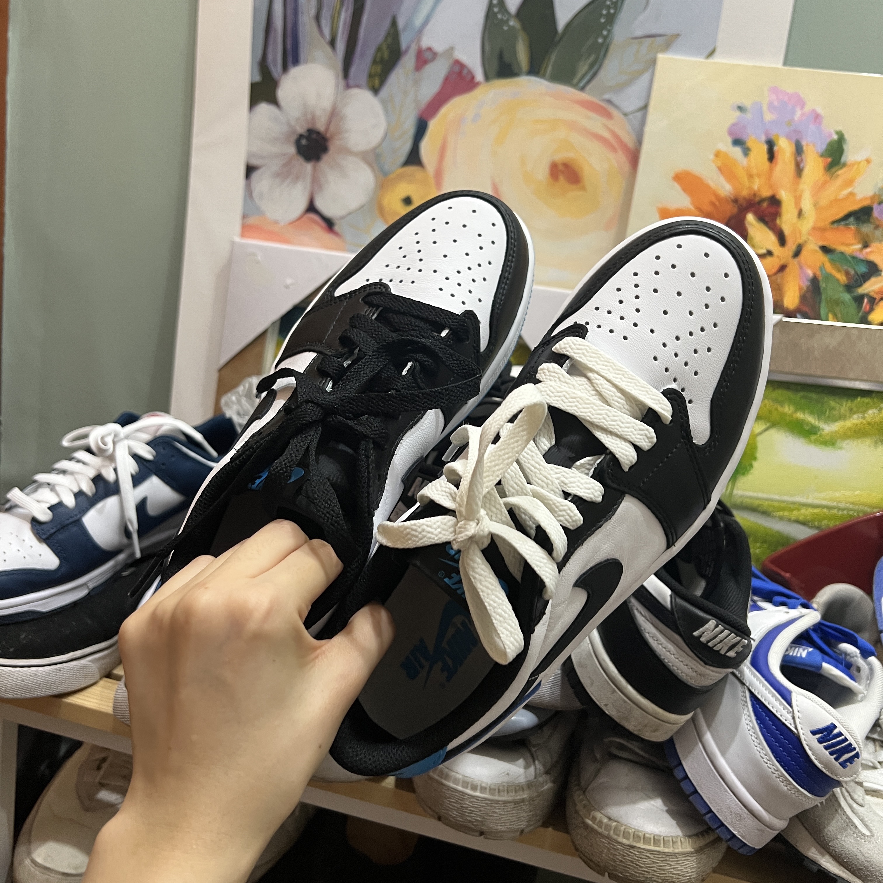 Jordan 1 Retro Low OG Black and Dark Powder Blue 착용 스타일 - 1