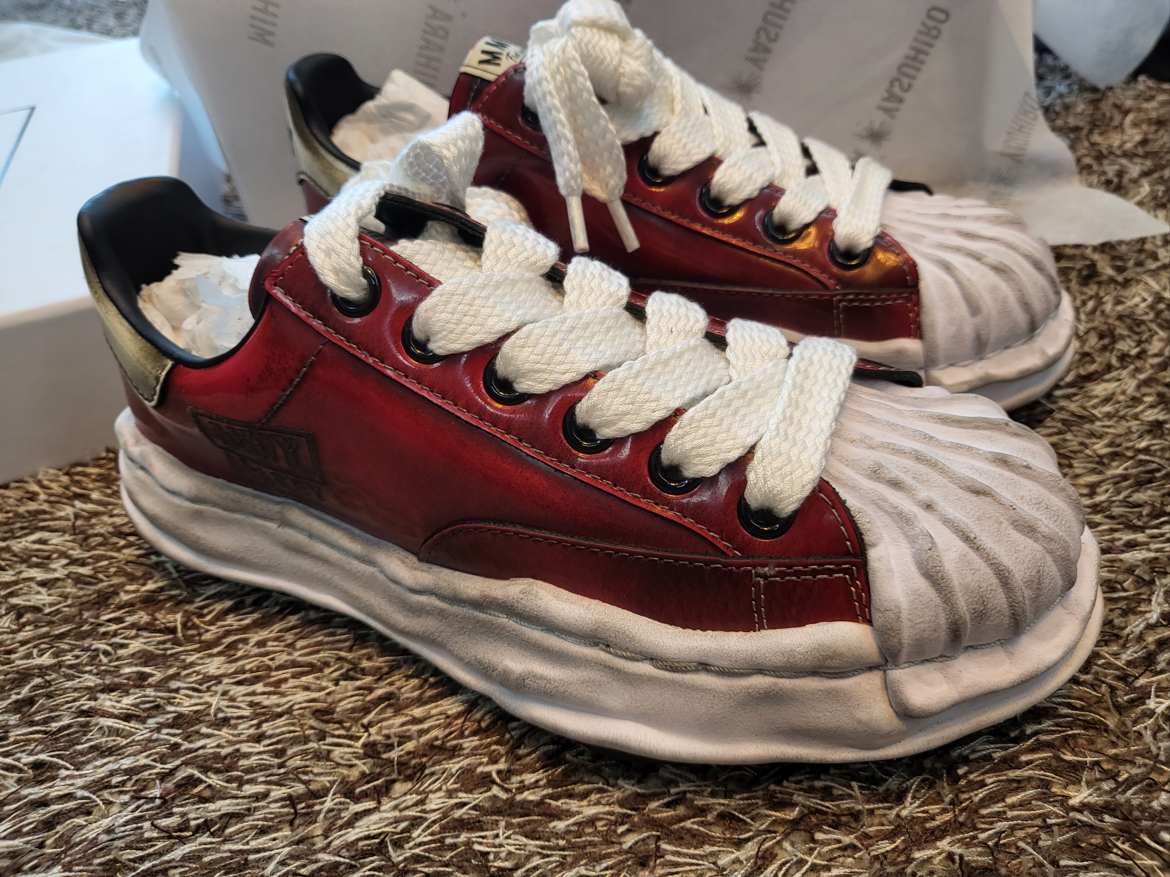 Maison Mihara Yasuhiro Blakey OG Sole Brushed Patent Low-top Sneakers Red 착용 스타일 - 1