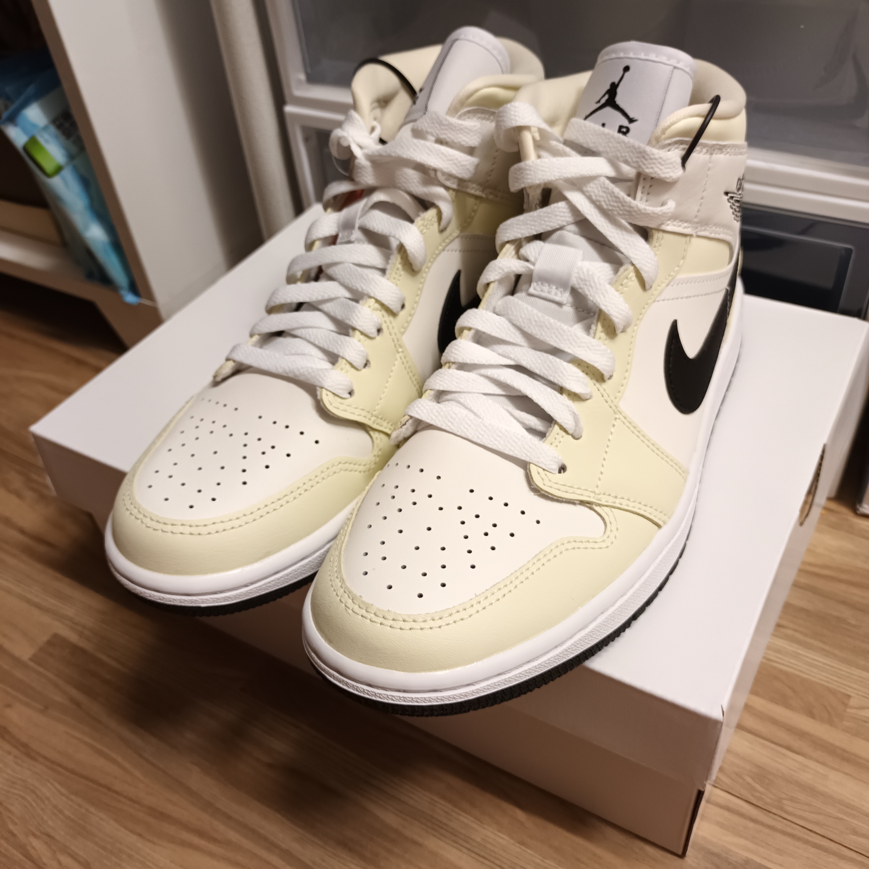 (W) Jordan 1 Mid Coconut Milk 착용 스타일 - 2