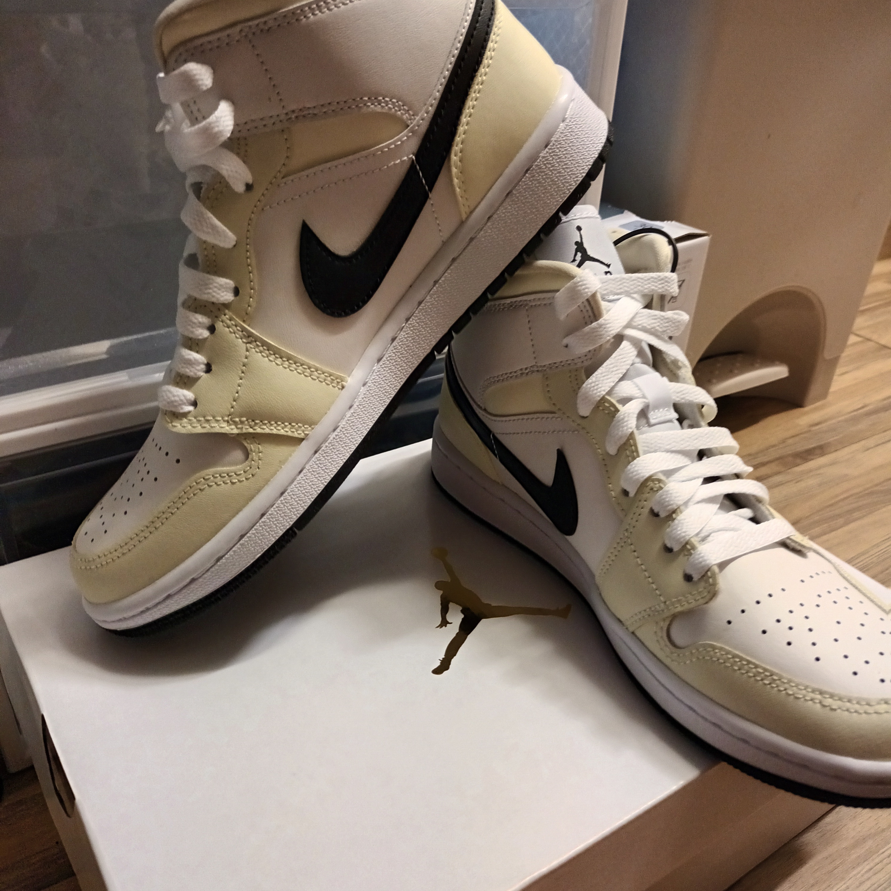 (W) Jordan 1 Mid Coconut Milk 착용 스타일 - 1