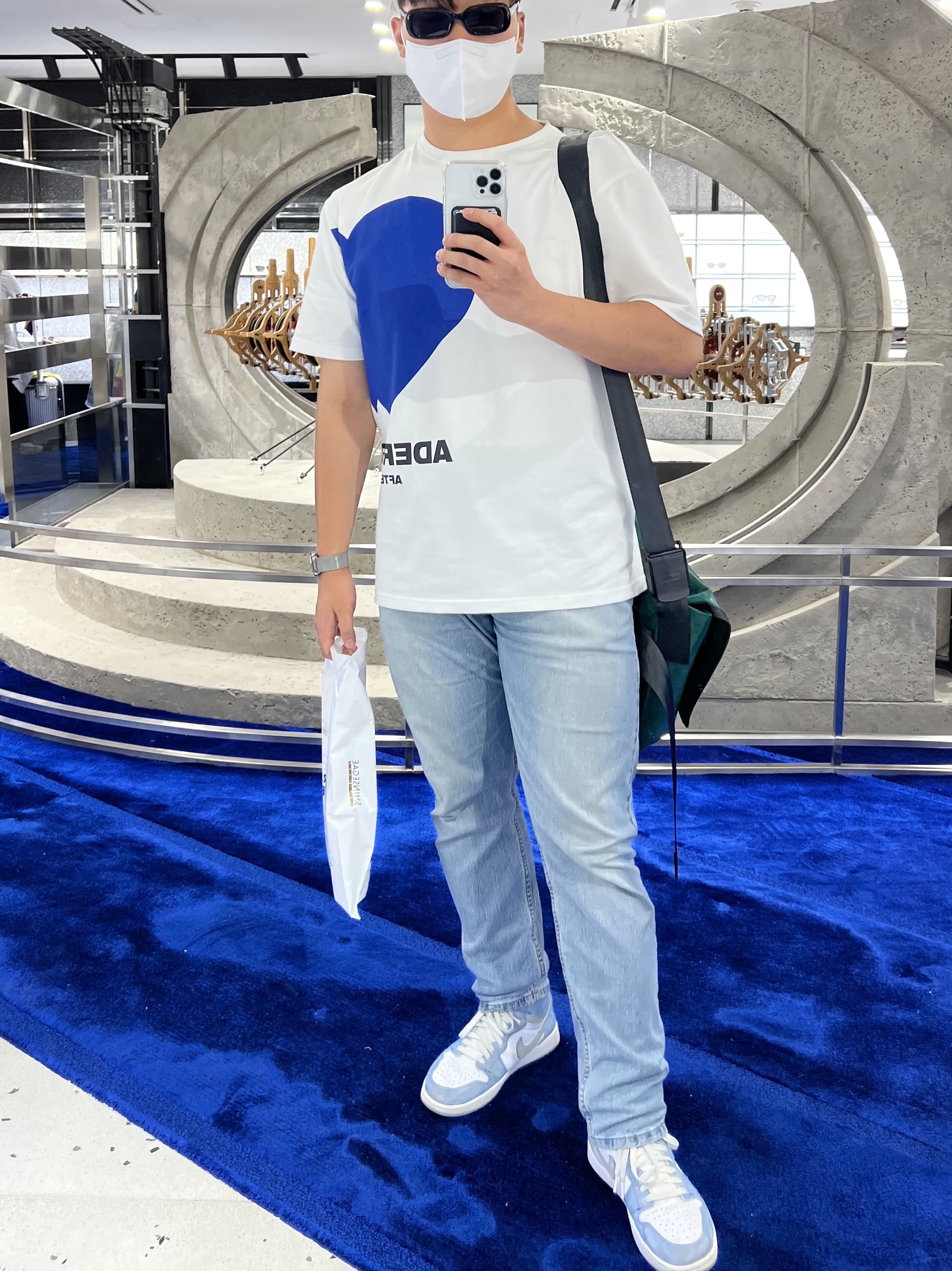 Ader Error Twin Heart Big Logo T-Shirt Off White, Jordan 1 Retro High OG Hyper Royal 착용 스타일