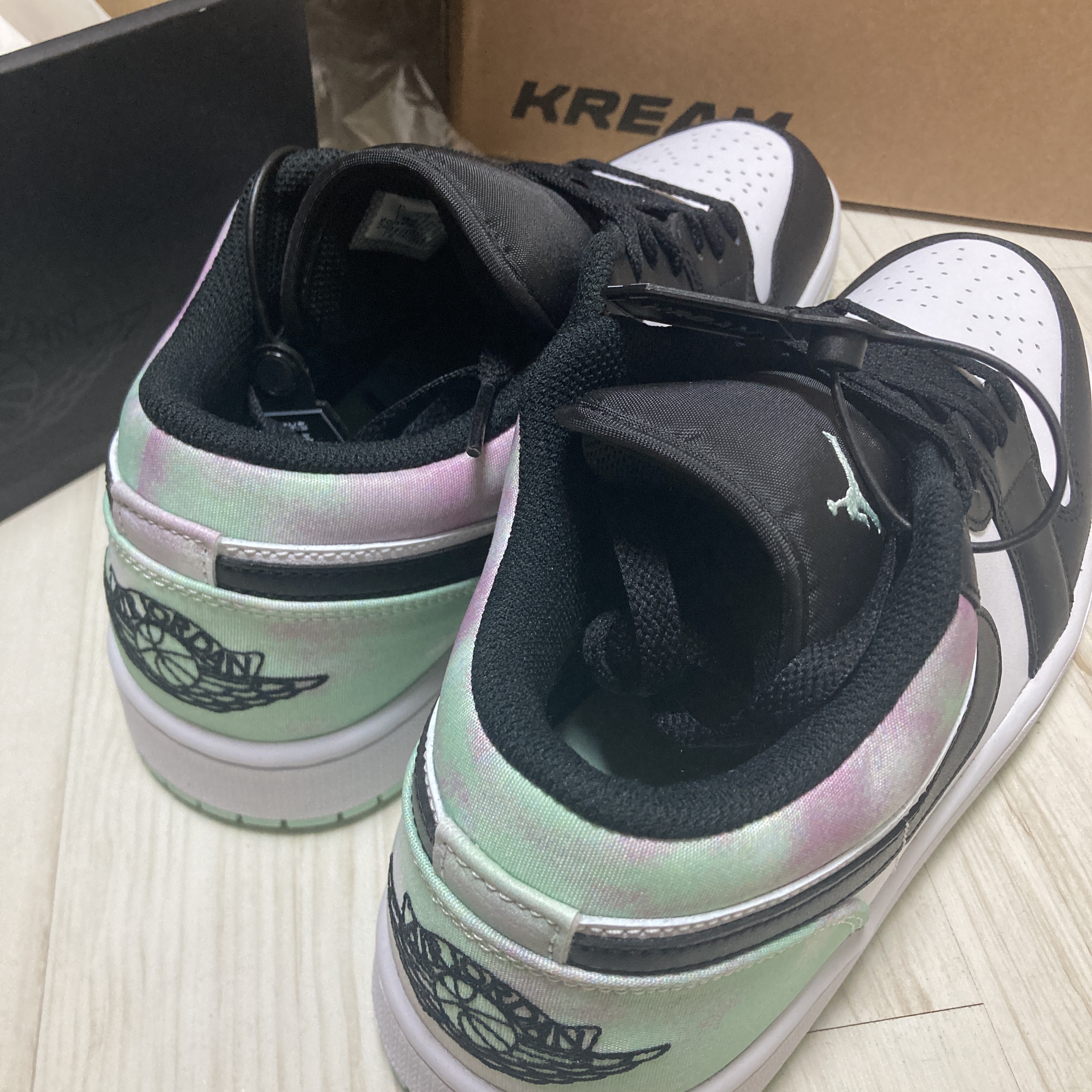 Jordan 1 Low SE White Black Tie-Dye 착용 스타일 - 2