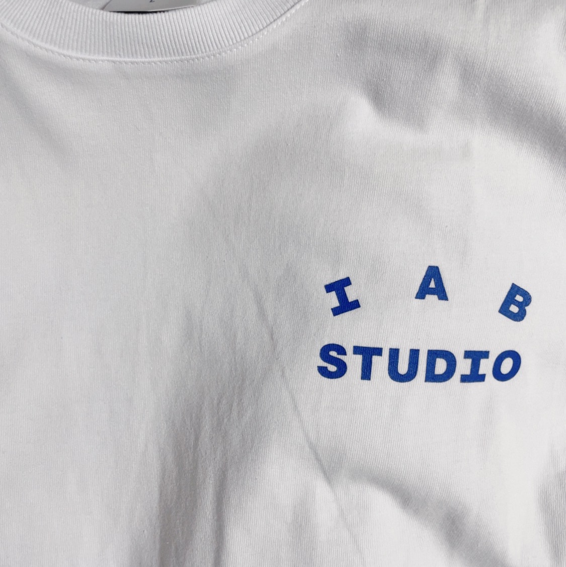 IAB Studio T-Shirt White Navy - 22FW 착용 스타일