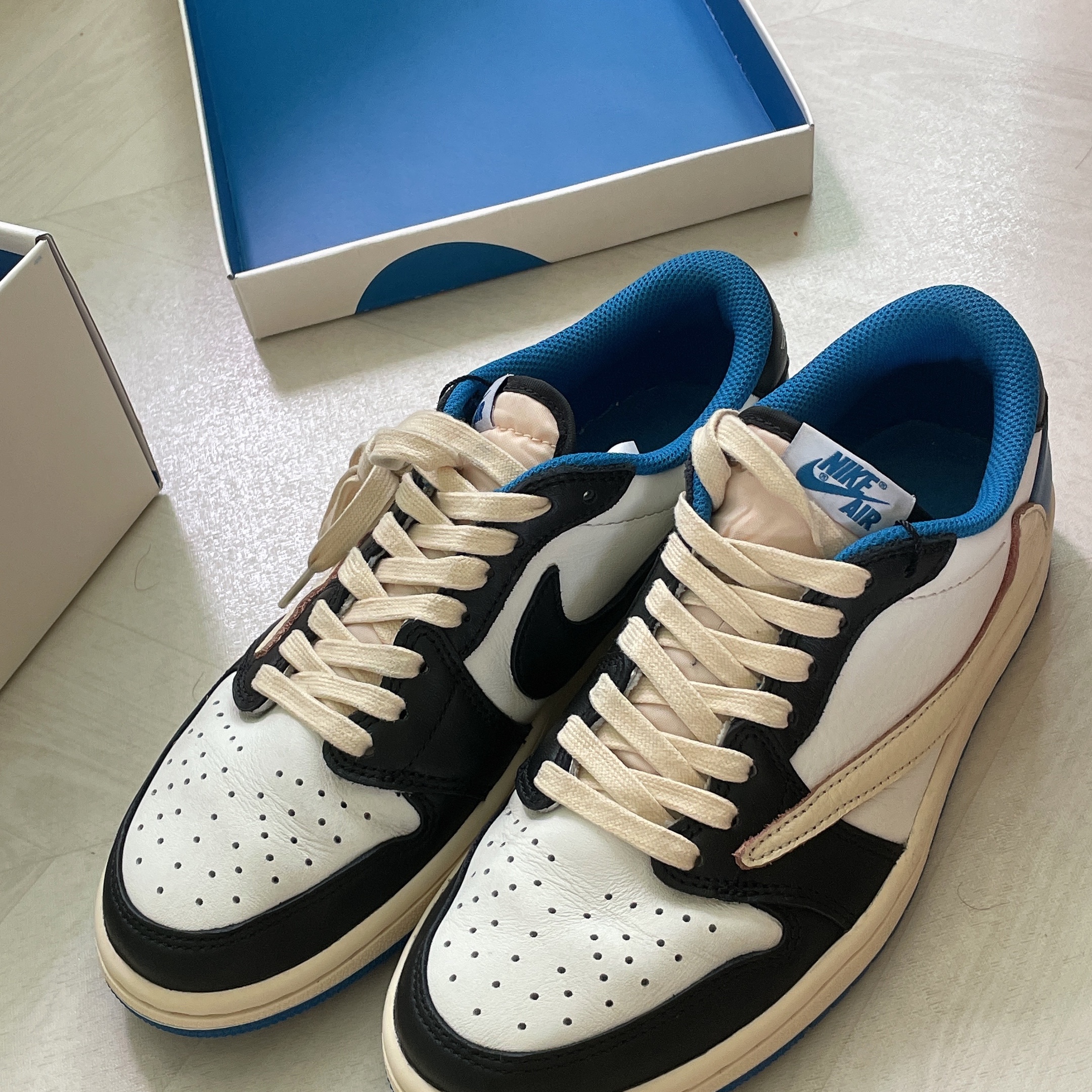 Jordan 1 Retro Low OG Black and Dark Powder Blue, Jordan 1 x Travis Scott x Fragment Retro Low OG SP Military Blue 착용 스타일 - 2