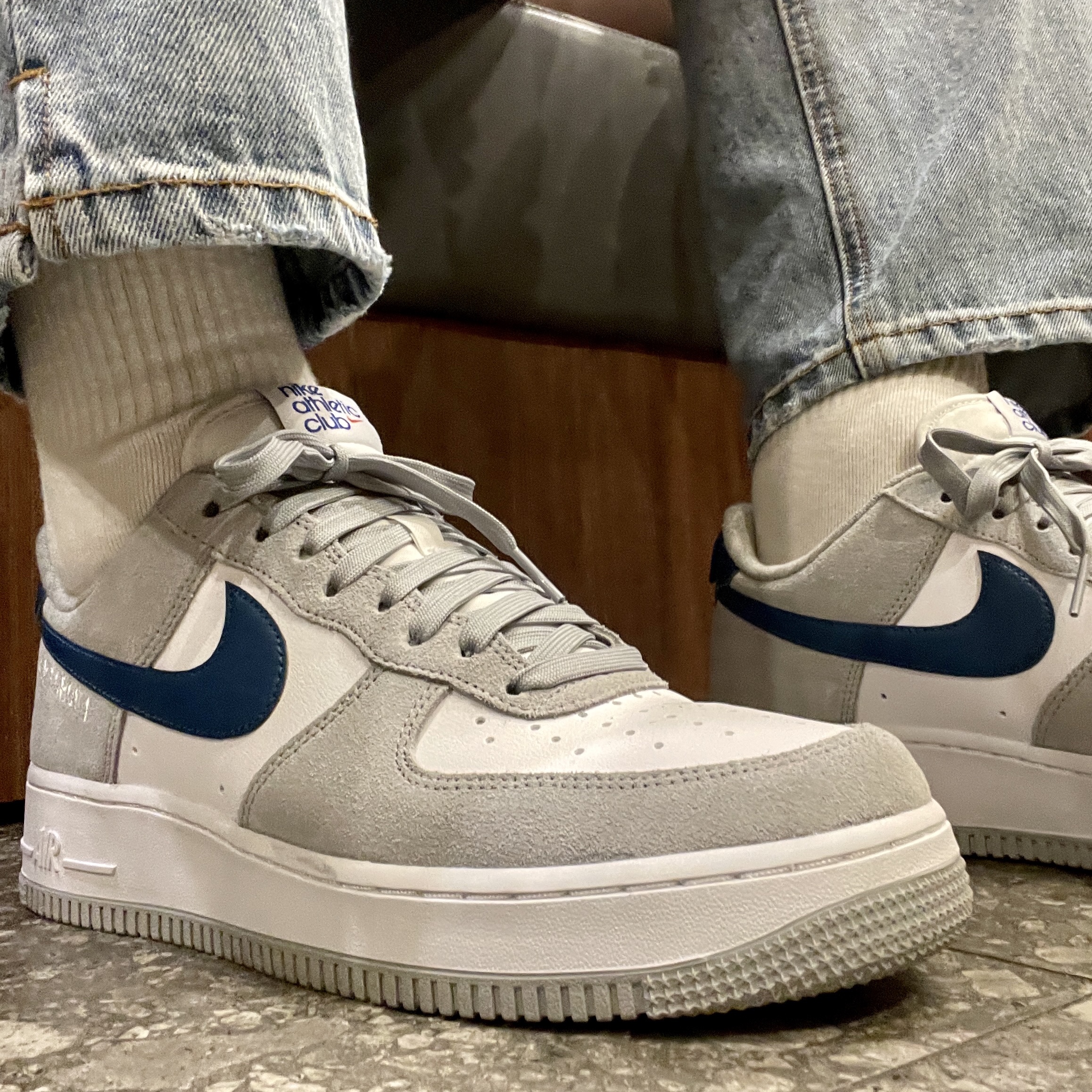 Nike Air Force 1 '07 LV8 Athletic Club Light Smoke Grey Marina 착용 스타일