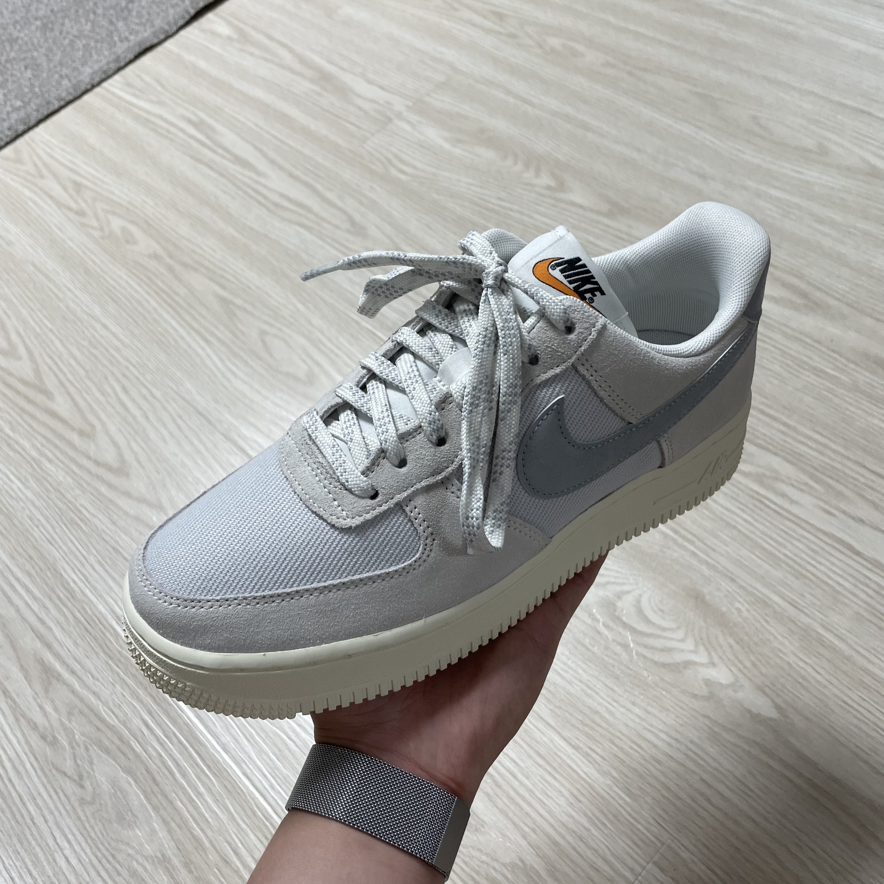Nike Air Force 1 '07 LV8 Photon Dust and Sail 착용 스타일 - 2