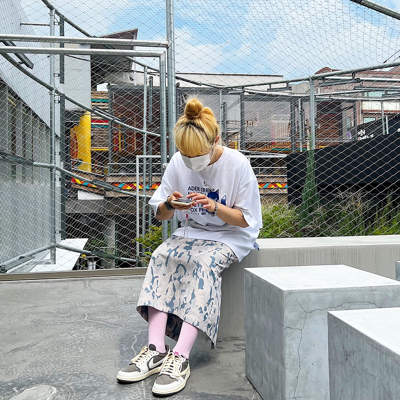 Jordan 1 x Travis Scott Retro Low OG SP Sail and Ridgerock, Maison Kitsune x Ader Error Meditation Fox T-Shirt White 착용 스타일