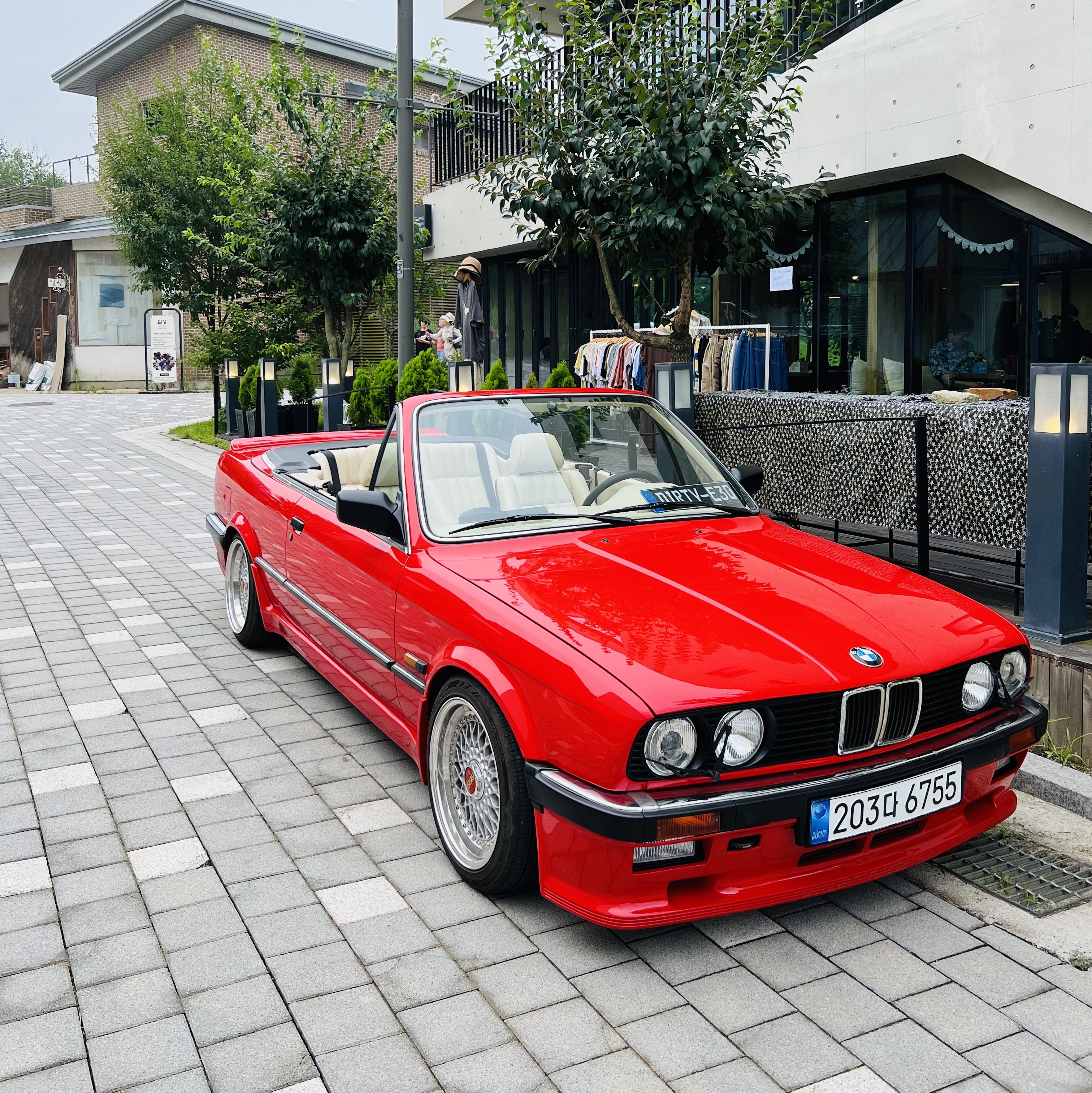 Hot Wheels x Supreme Fleet Flyer + 1992 BMW M3 Red - 19SS 착용 스타일