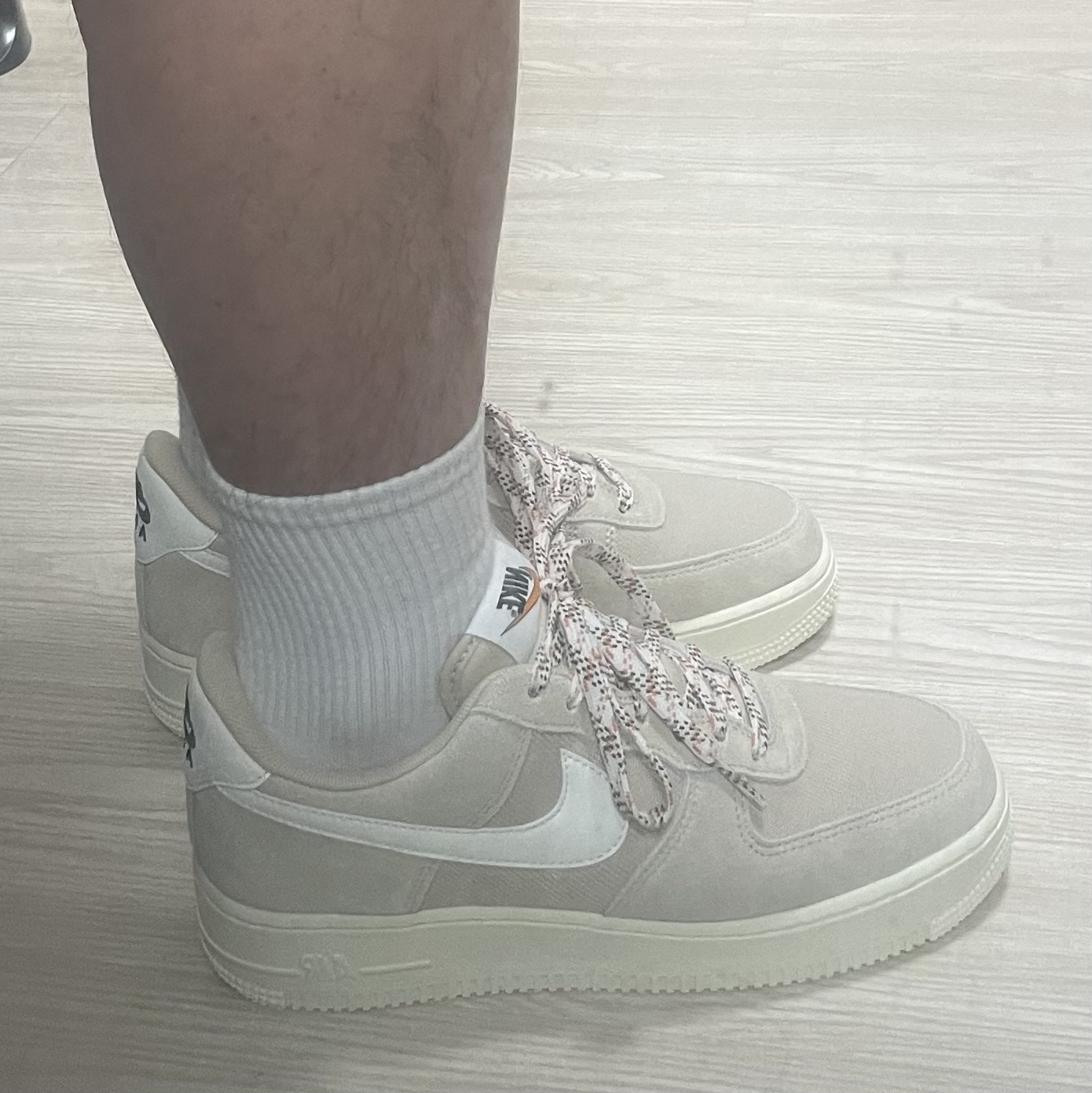 Nike Air Force 1 '07 LV8 Rattan 착용 스타일 - 3